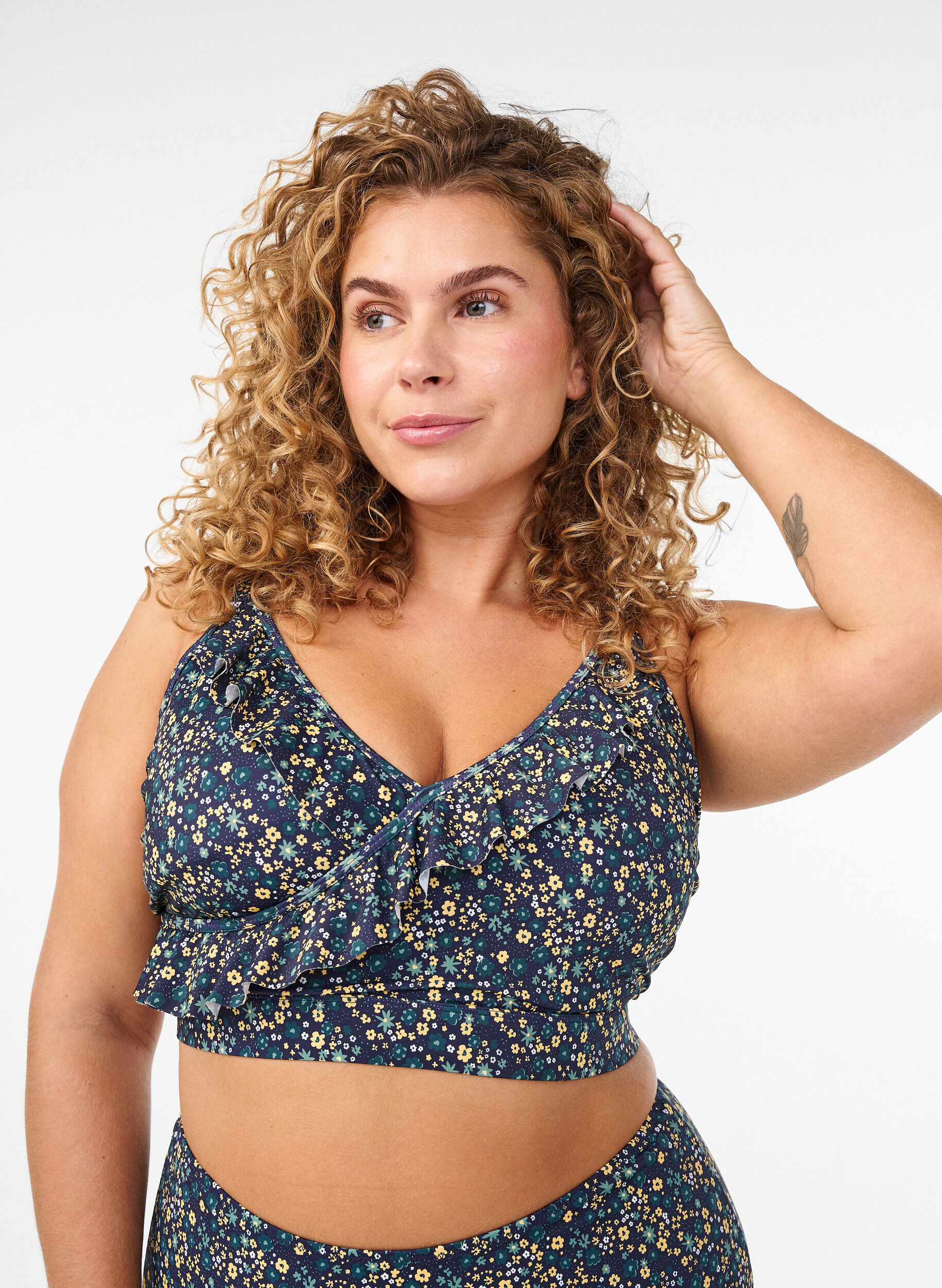 Blomstret bikini bh med fl&aelig;sedetaljer, Bl&aring;, Model