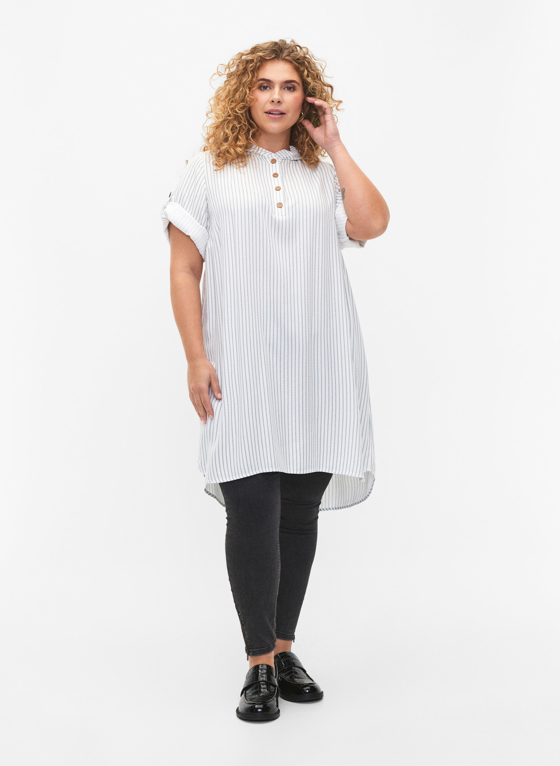 Zizzi Kort&aelig;rmet viskose tunika med h&aelig;tte, Chinois Green Stripe, Model image number 2