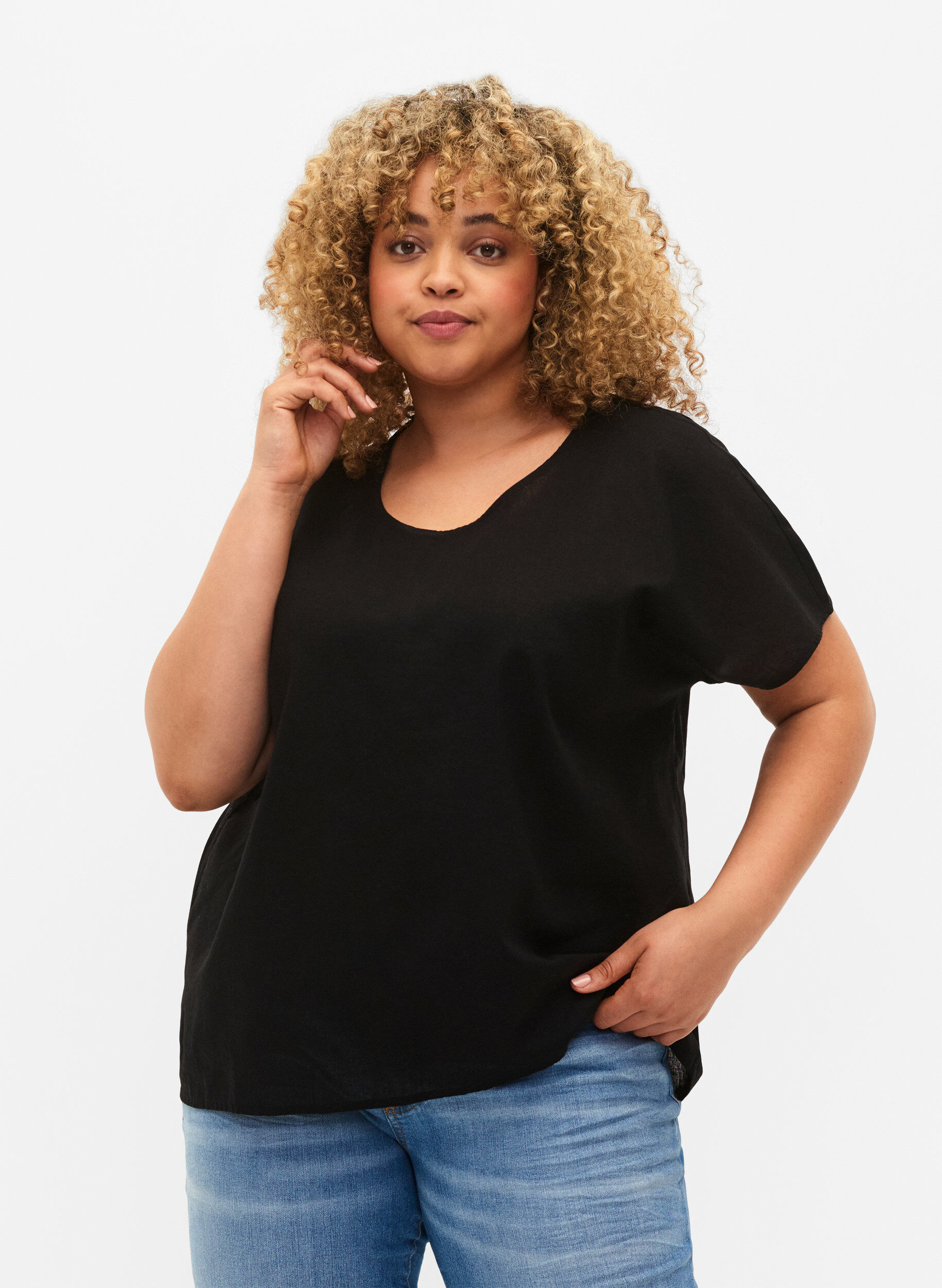 Zizzi Kort&aelig;rmet bluse i bomuldsmix med h&oslash;r, Black, Model image number 0