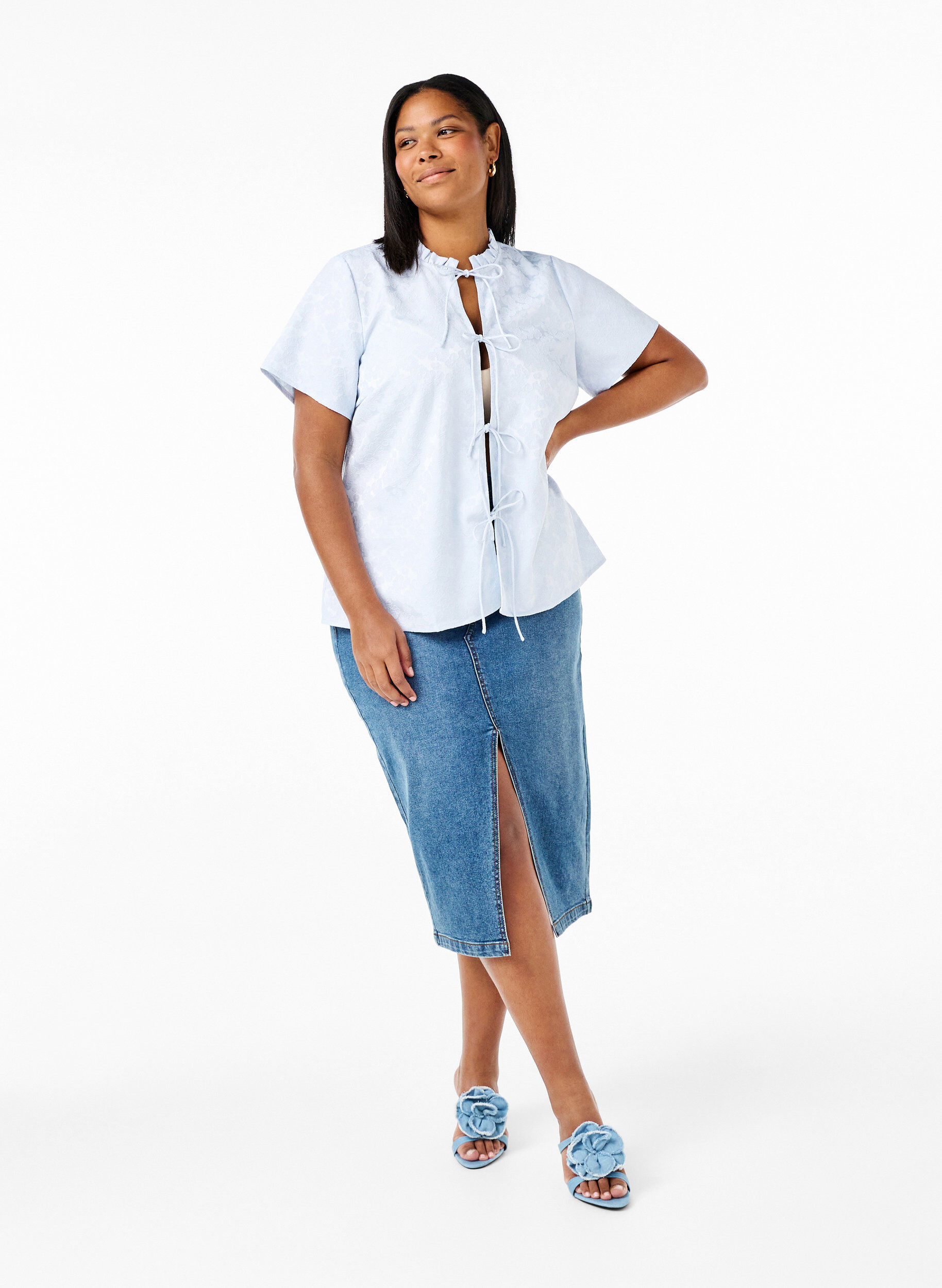 Zizzi Kort&aelig;rmet jacquardbluse med bindeb&aring;nd, Bl&aring;, Model image number 1