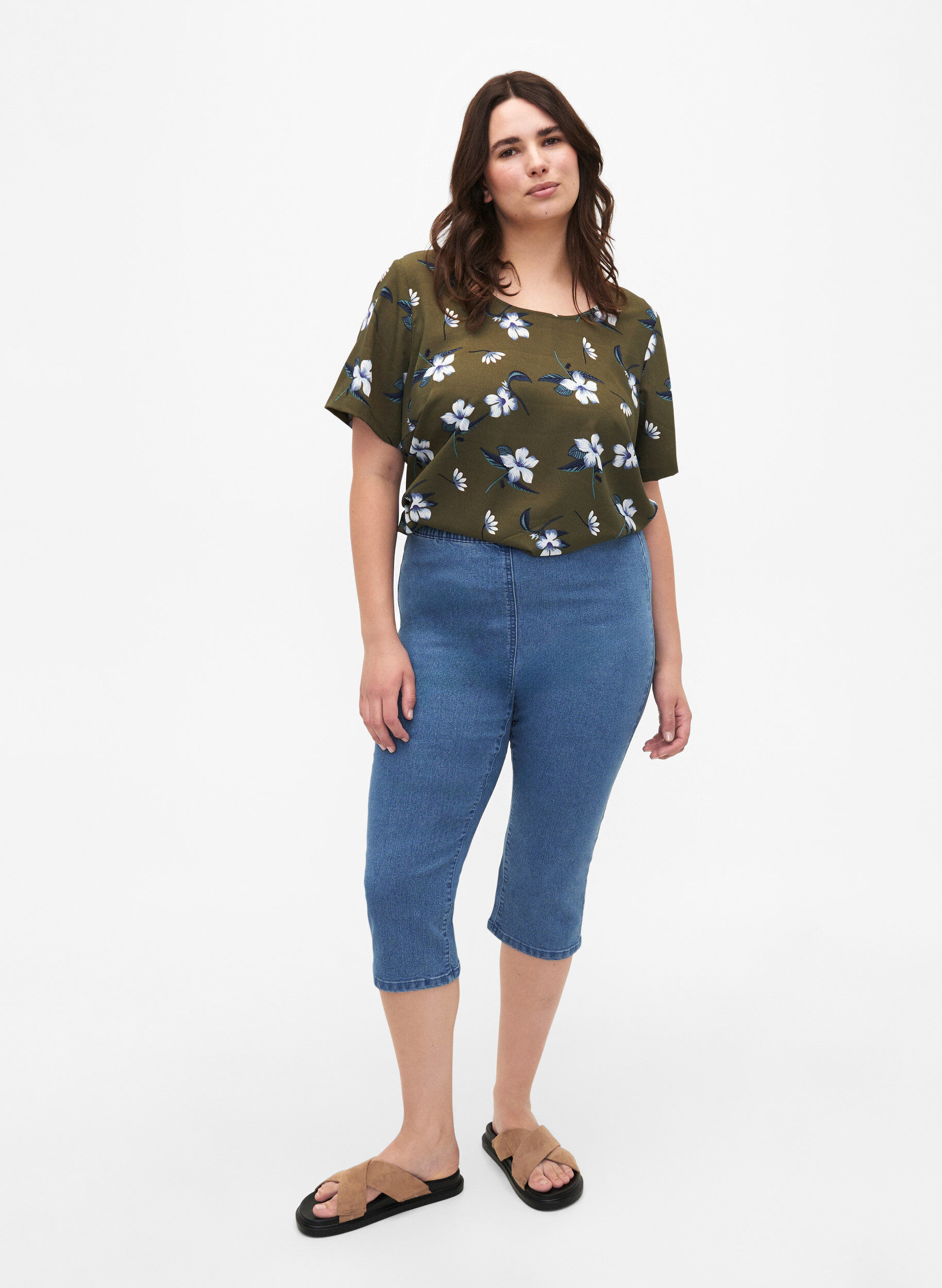 Zizzi FLASH - Bluse med korte &aelig;rmer og print, Olive Night Flower, Model image number 2