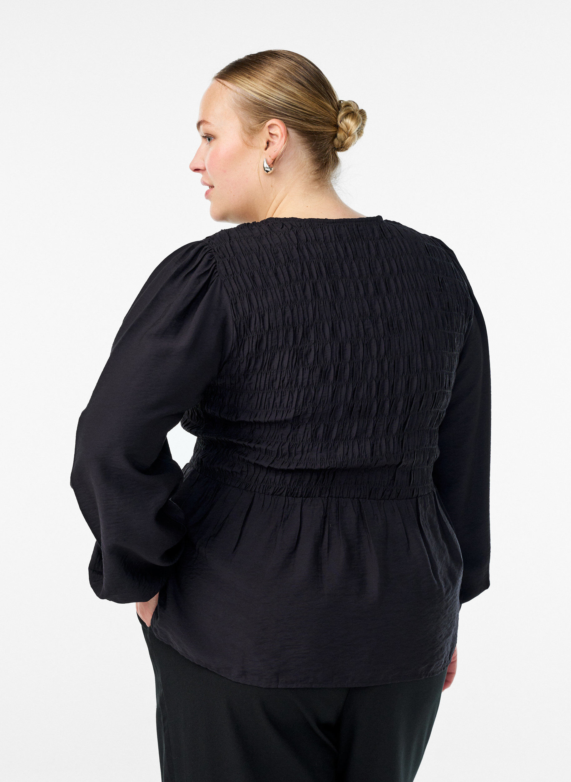 Zizzi Bluse med smock og lange &aelig;rmer, Sort, Model image number 2