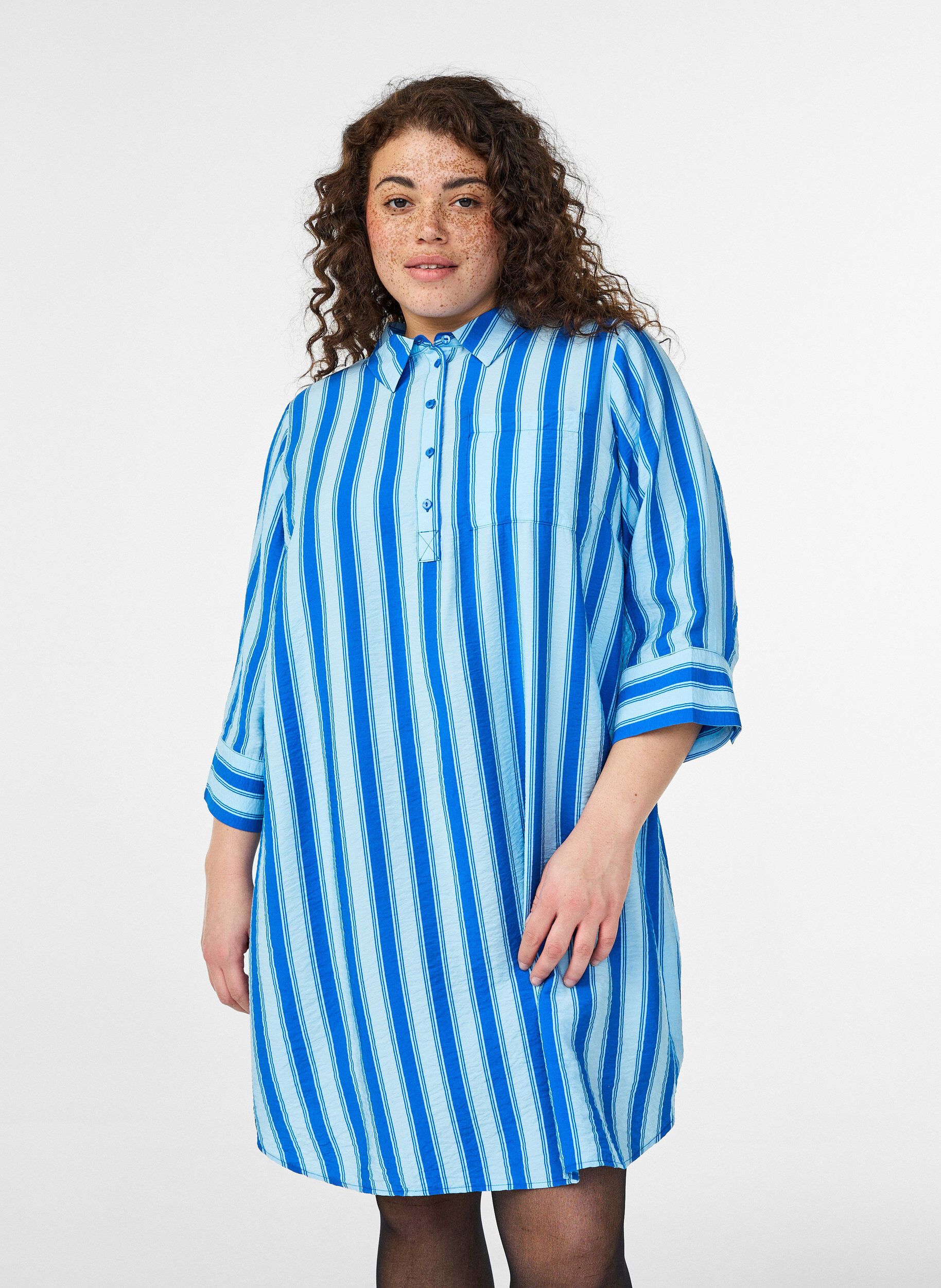 Kort kjole med krave og brystlomme, Bl&aring;, Model