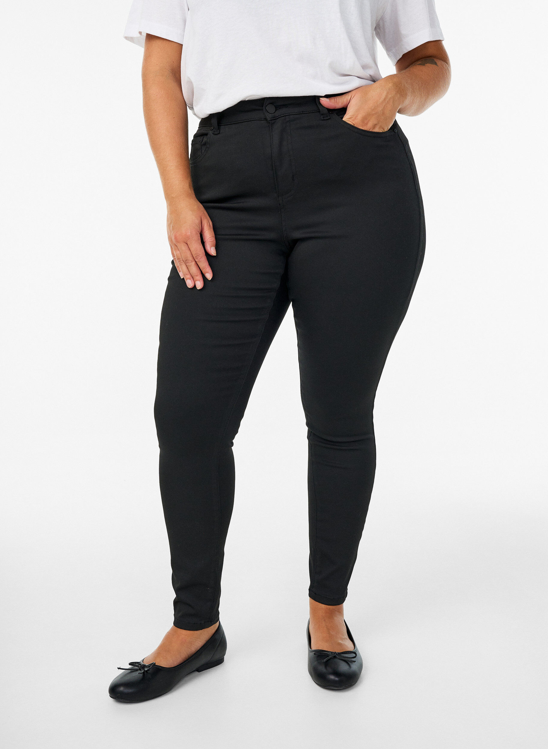 Zizzi Stay black Amy jeans med h&oslash;j talje, Sort, Model image number 2