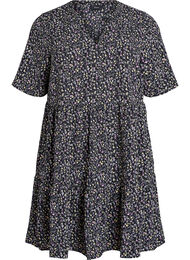 Kortærmet kjole med a-snit og skæringer, Sort