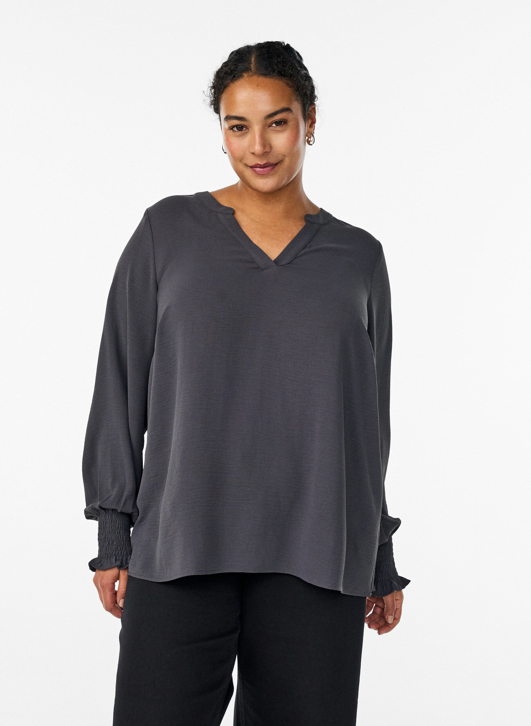 Zizzi Bluse med smock manchetter og V-udsk&aelig;ring, Gr&aring;, Model image number 0