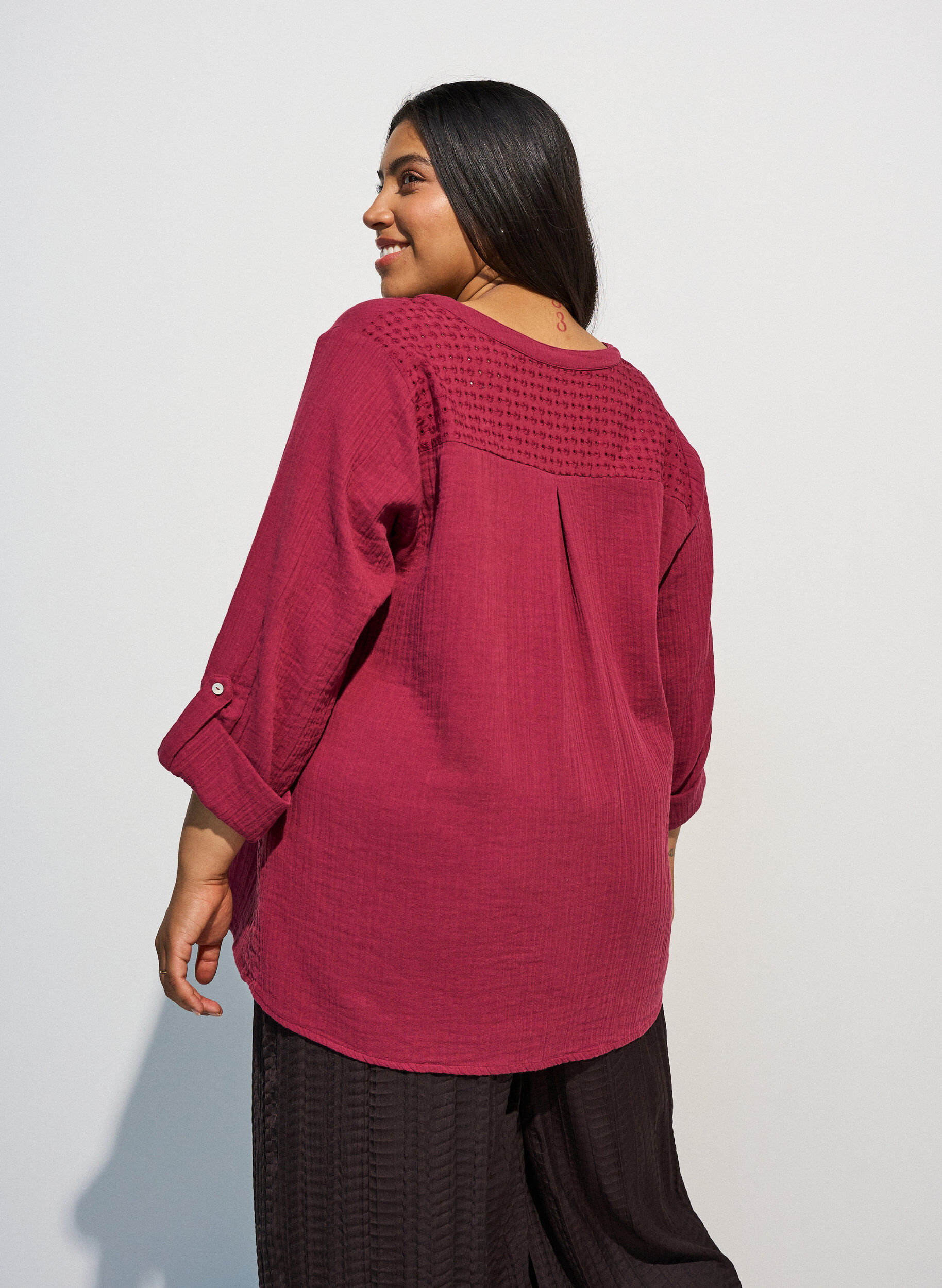 ZizziBluse i bomuldsmusselin med broderi anglaise, R&oslash;d, Model image number 2