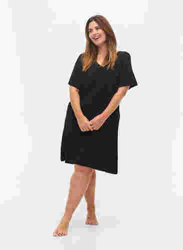 Kortærmet natkjole i viskose, Black, Model image number 2