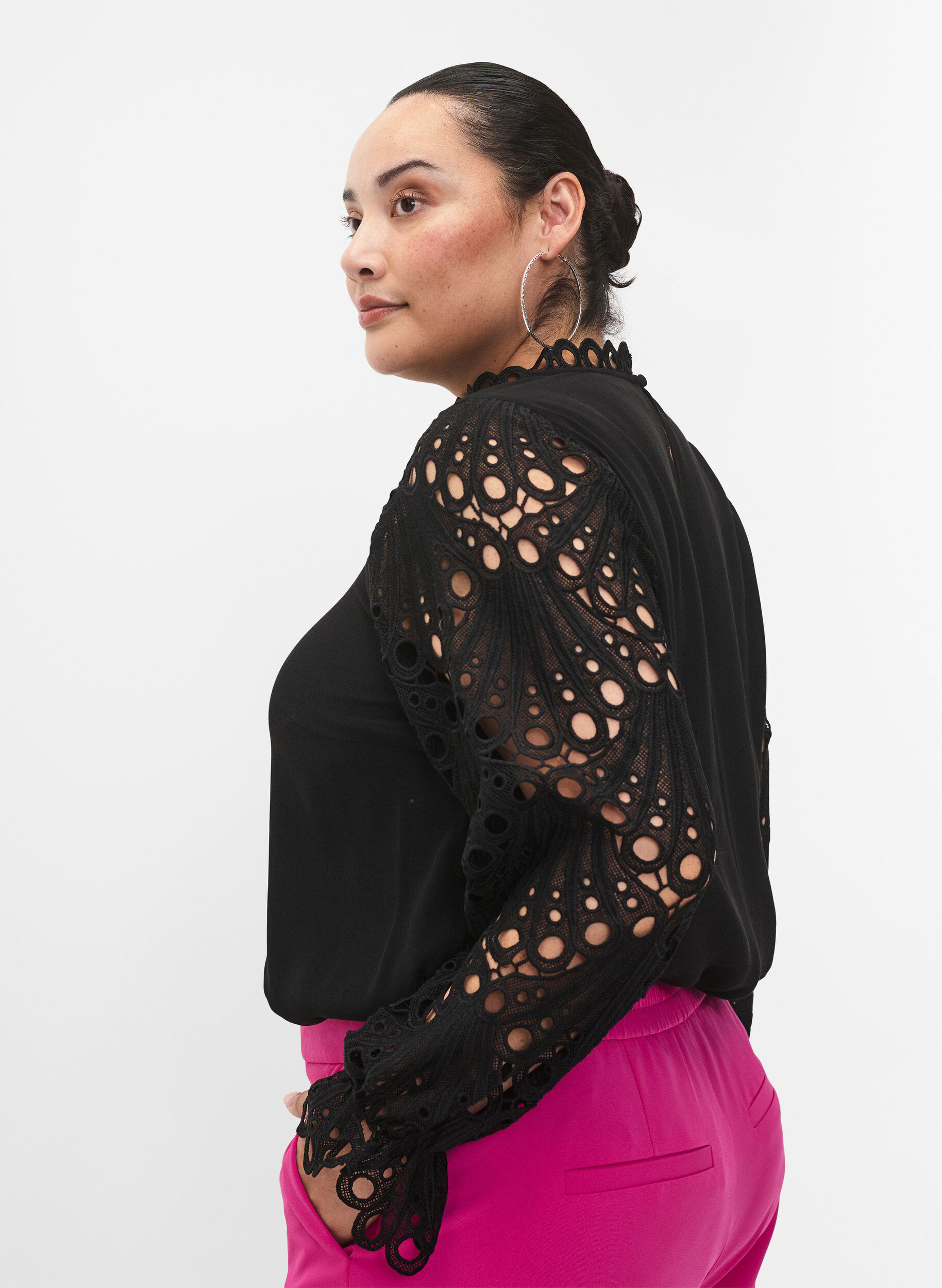 Zizzi Viskosebluse med crochet &aelig;rmer, Black, Model image number 2