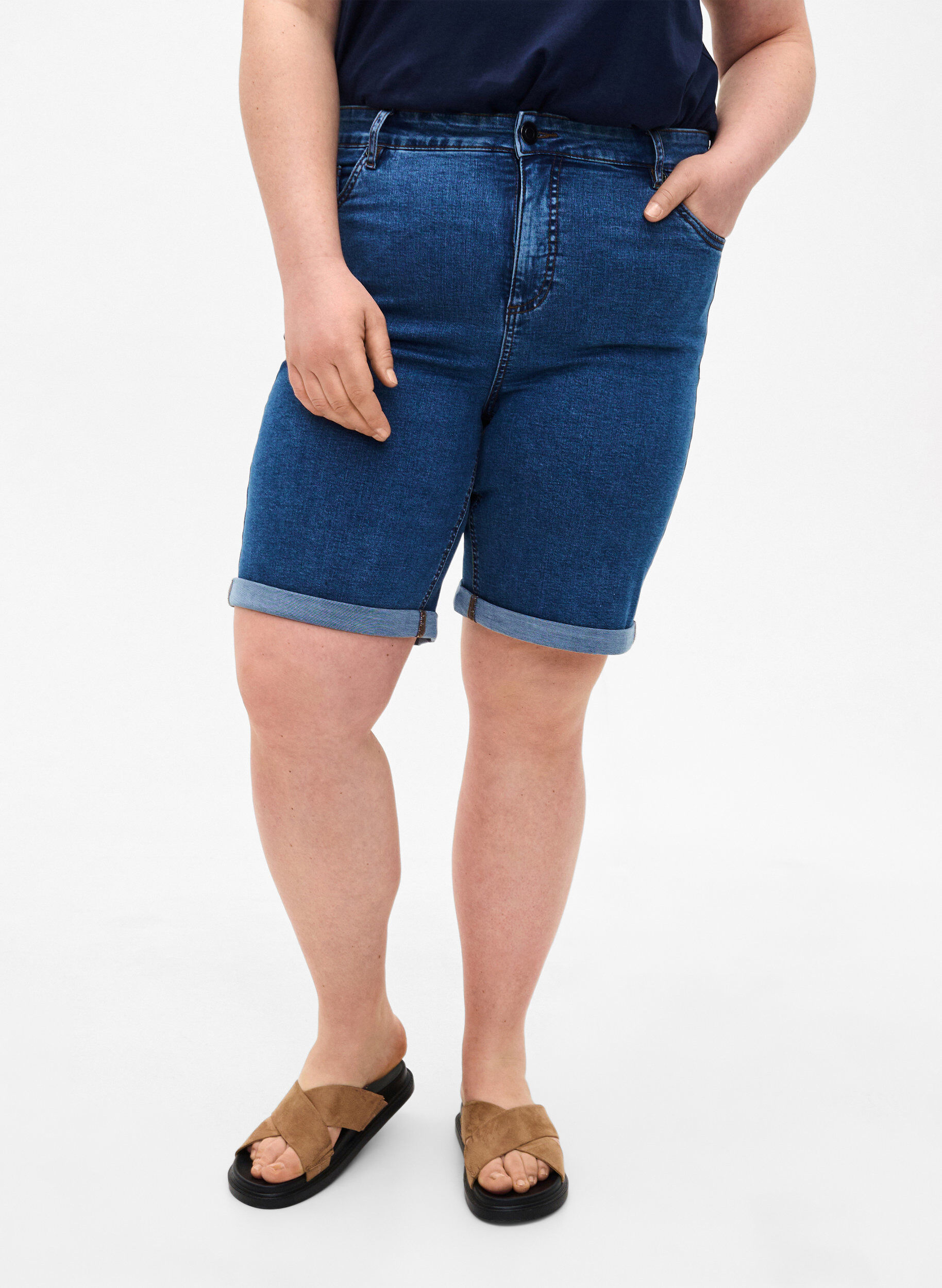 Zizzi T&aelig;tsiddende denimshorts med h&oslash;j talje, Blue Denim, Model image number 2