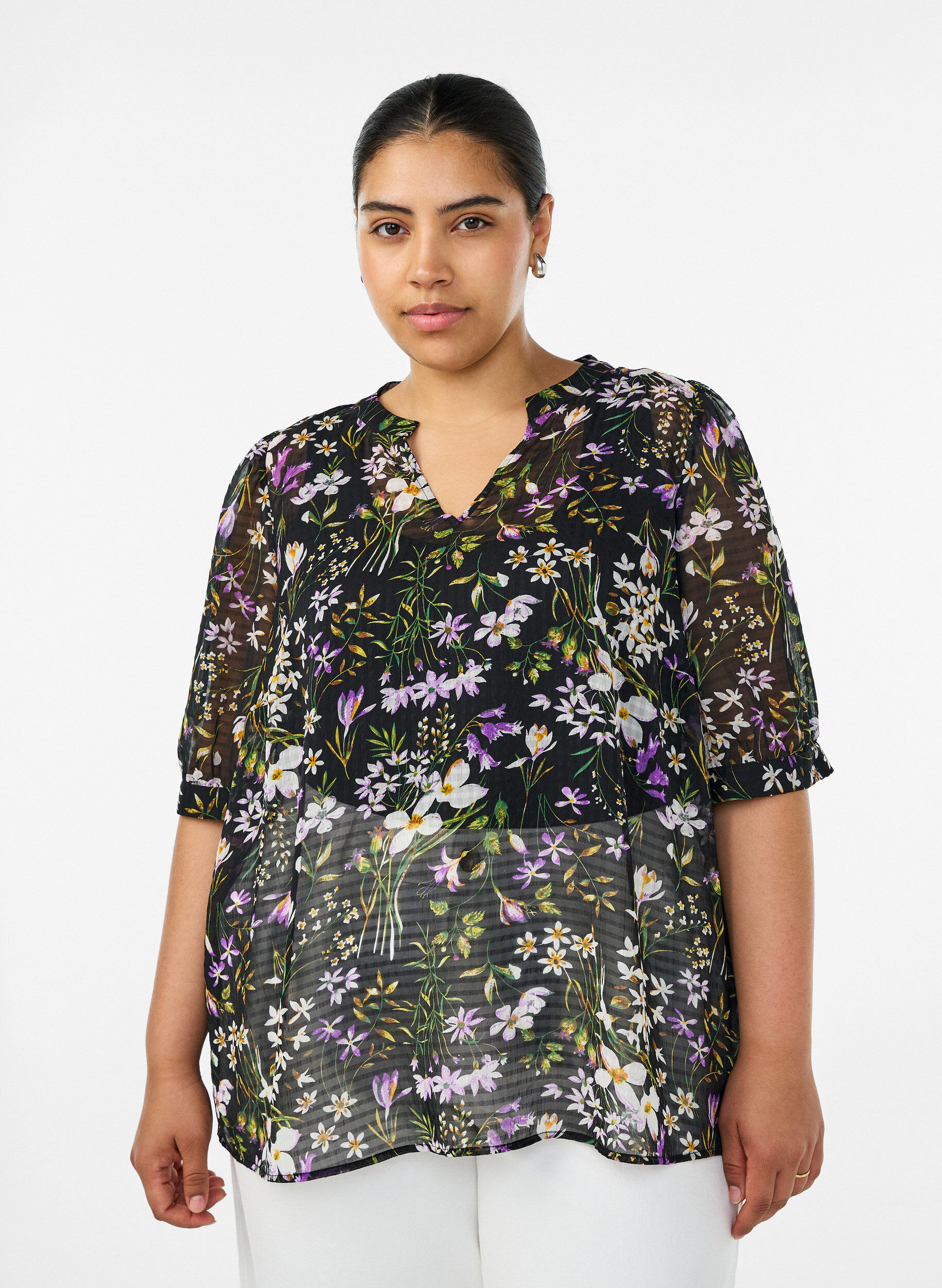 ZizziBluse med blomsterprint og V-udsk&aelig;ring, Sort, Model image number 0