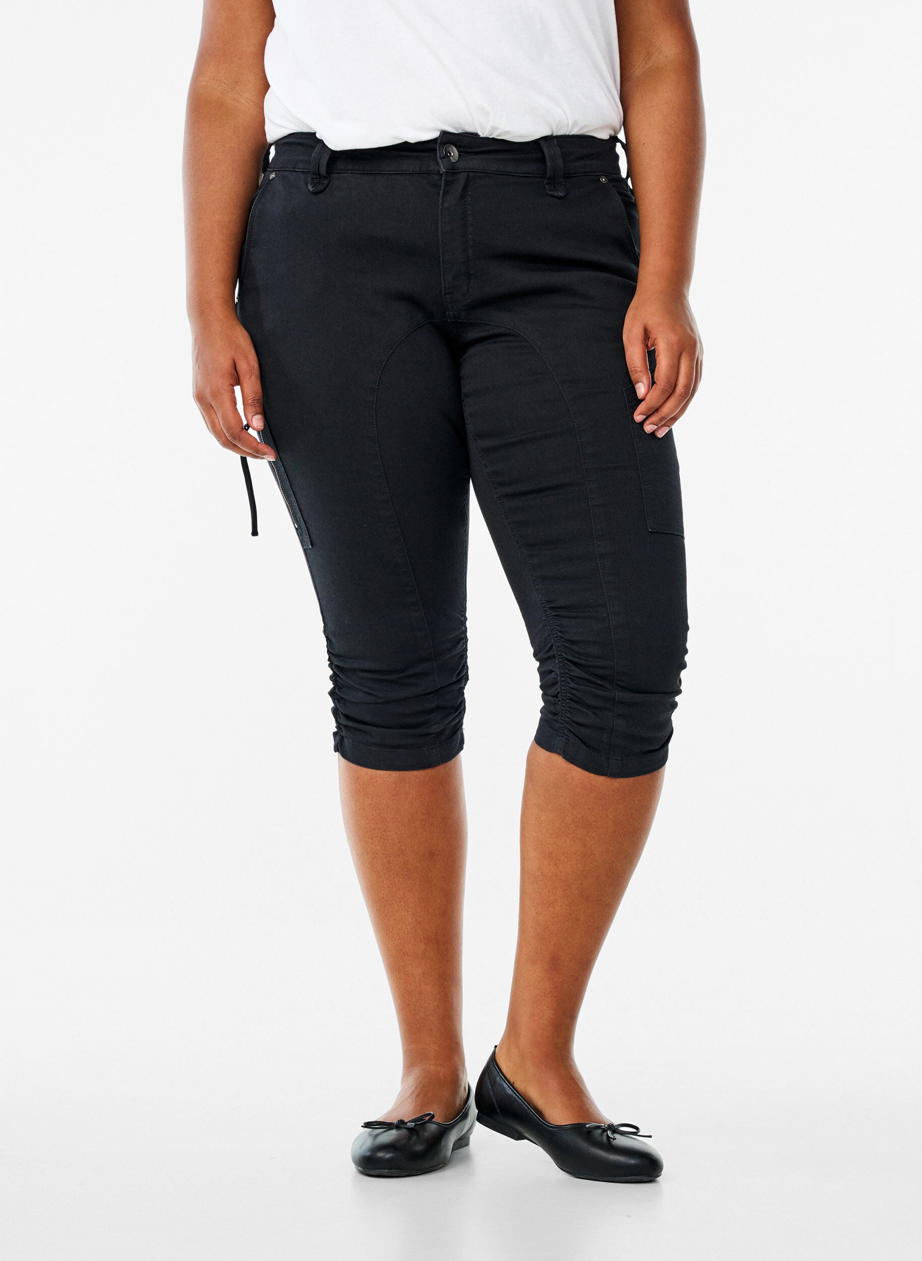 ZizziSlim fit capri jeans med lommer, Sort, Model image number 1