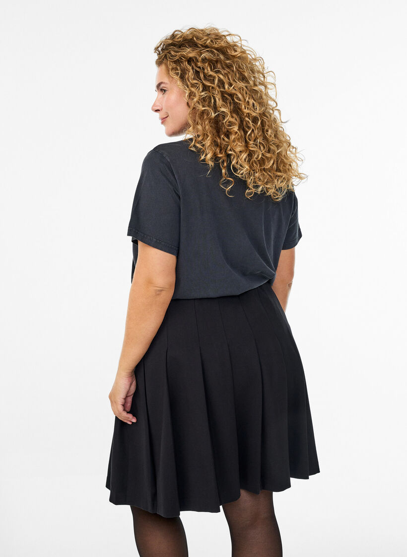 Kort plisseret nederdel med elastisk talje, Sort, Model image number 2