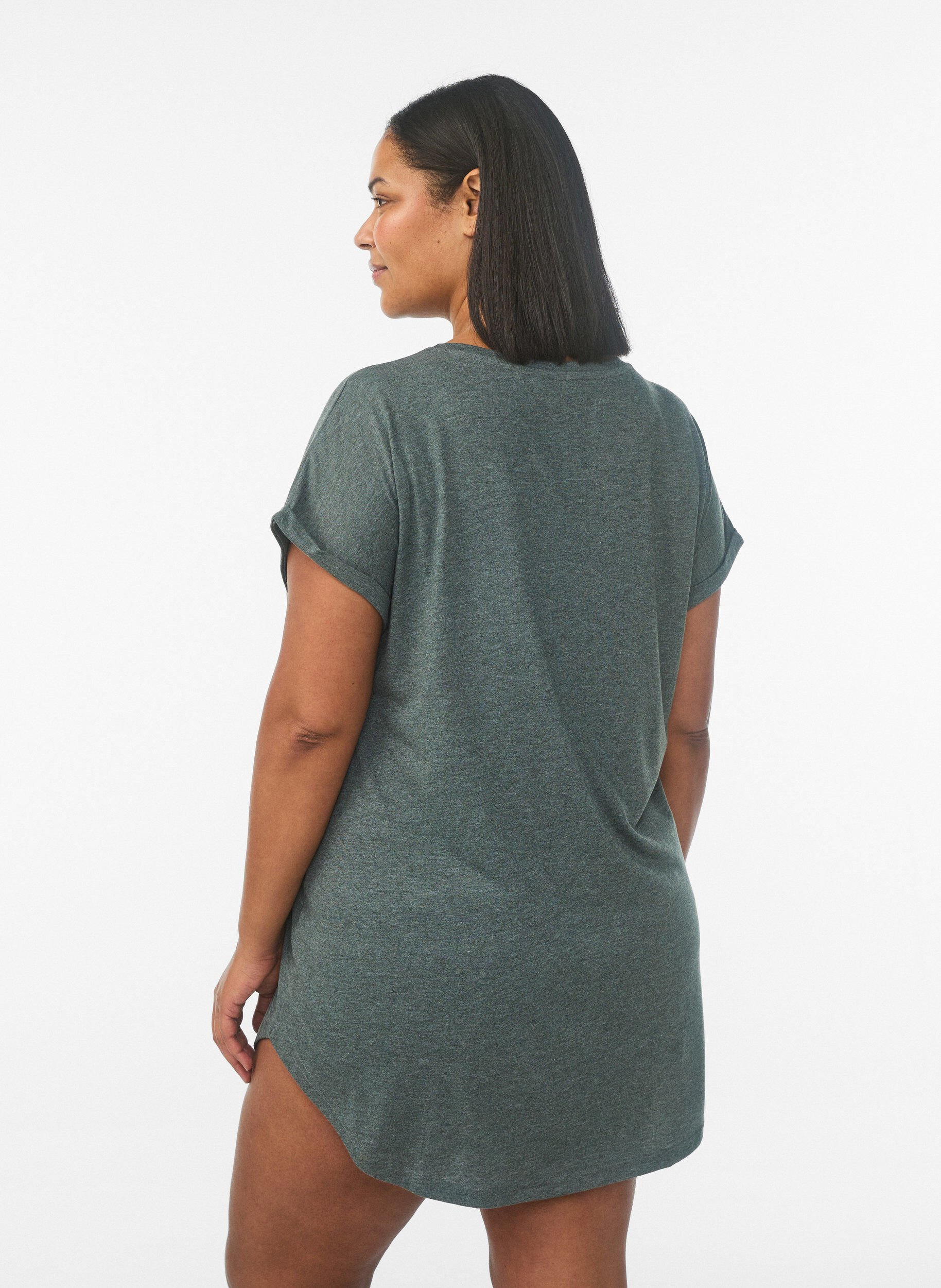 Zizzi Kort&aelig;rmet natkjole med tekstprint, Gr&oslash;n, Model image number 2