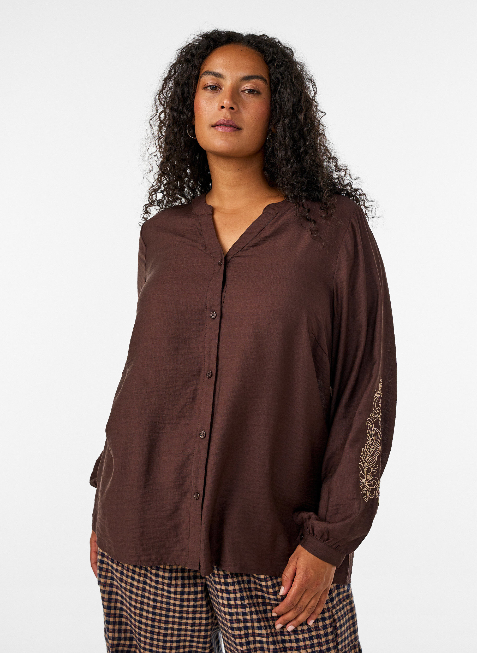 ZizziSkjorte i viskose med broderi p&aring; &aelig;rmer, Brun, Model image number 0