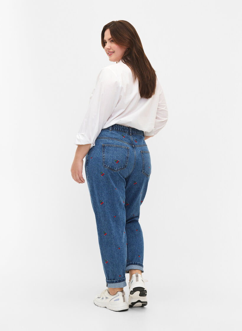 Mille mom fit jeans med broderi, Blå, Model image number 1
