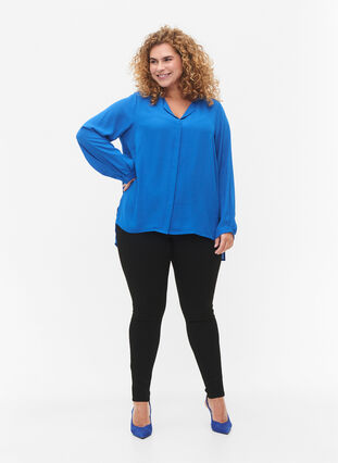 Ensfarvet skjorte med v-udskæring, Princess Blue, Model image number 2
