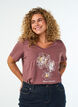 T-shirt i bomuld med frontprint og V-hals, Lyser&oslash;d, Model image number 0