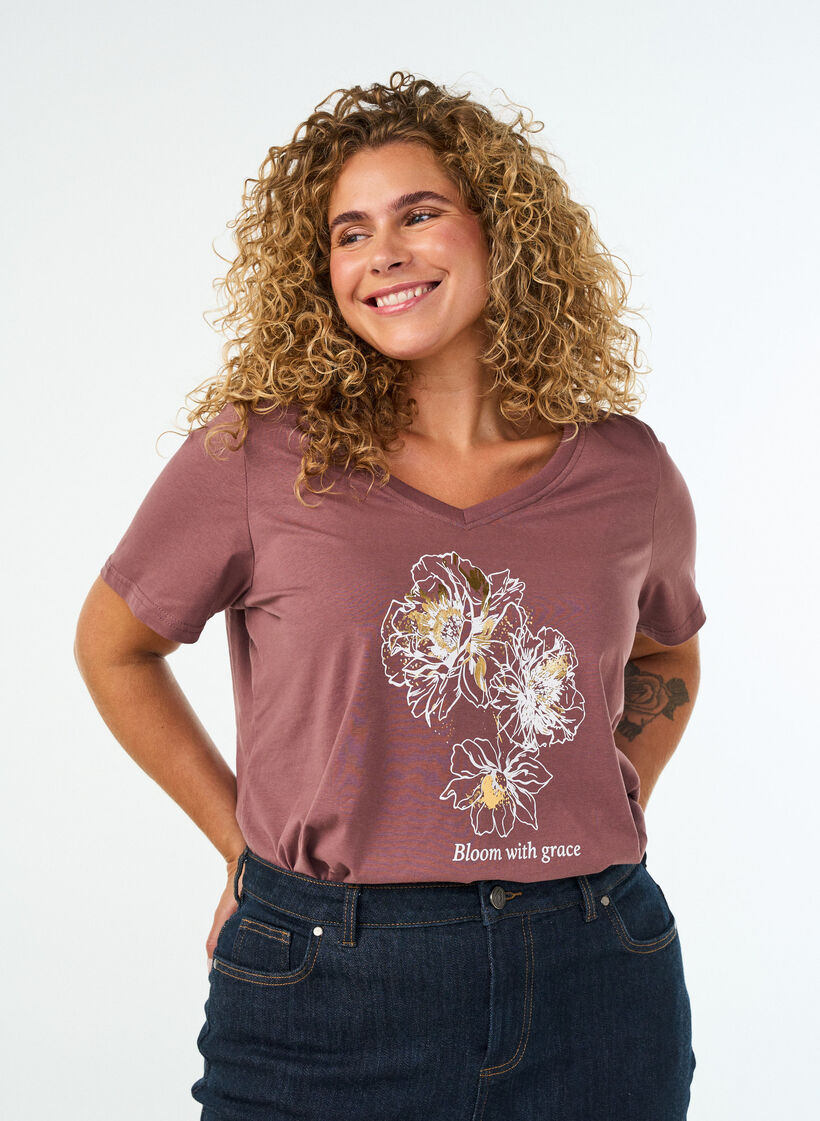 T-shirt i bomuld med frontprint og V-hals, Lyser&oslash;d, Model image number 0