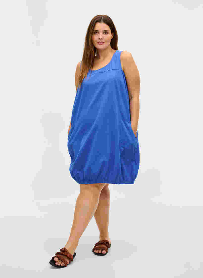 Ærmeløs kjole i bomuld, Dazzling Blue, Model image number 2