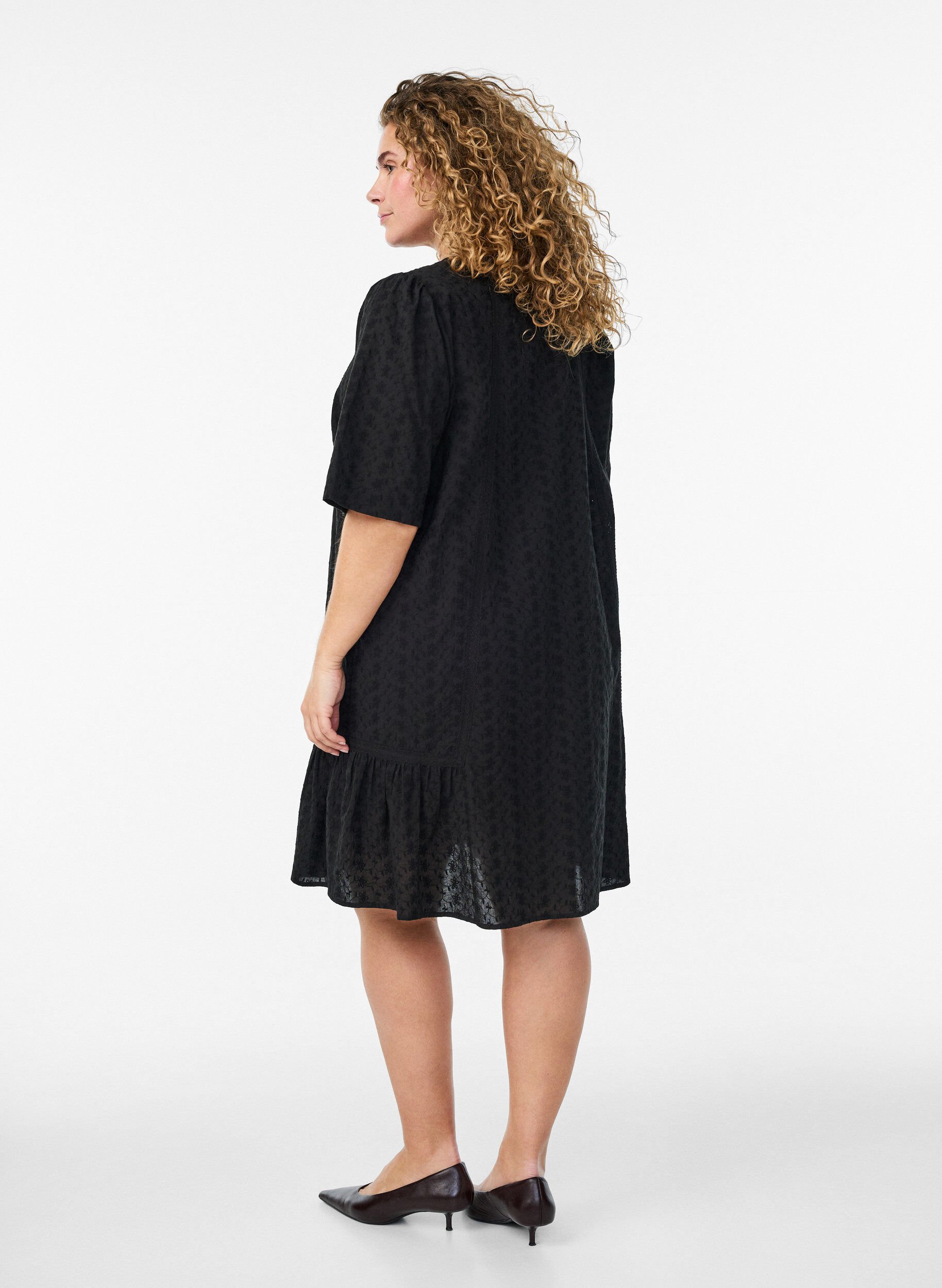 Zizzi Kn&aelig;lang bomuldskjole med broderi og V-udsk&aelig;ring, Sort, Model image number 2