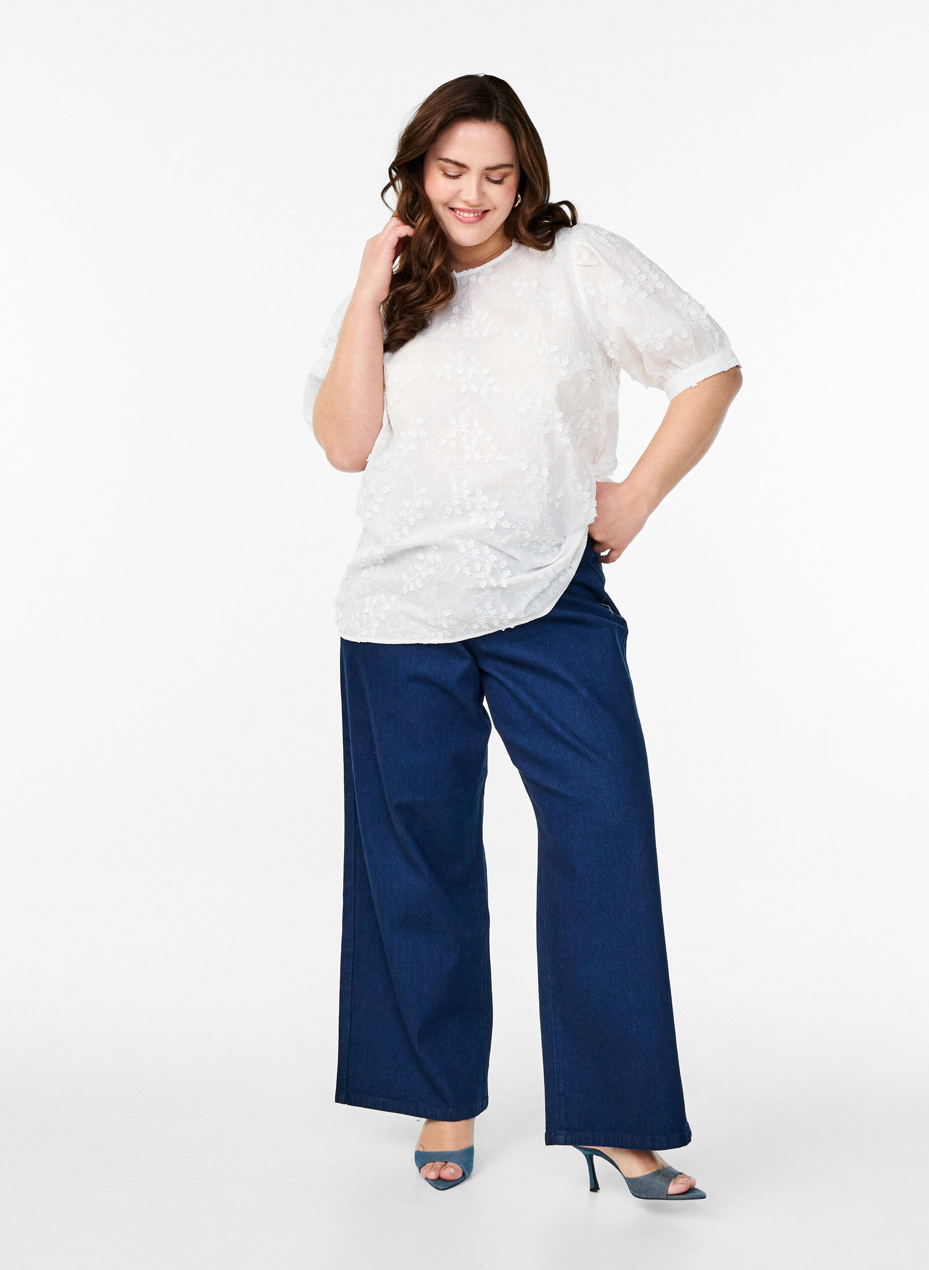 Zizzi Kort&aelig;rmet bluse med broderi og rund hals, Hvid, Model image number 1