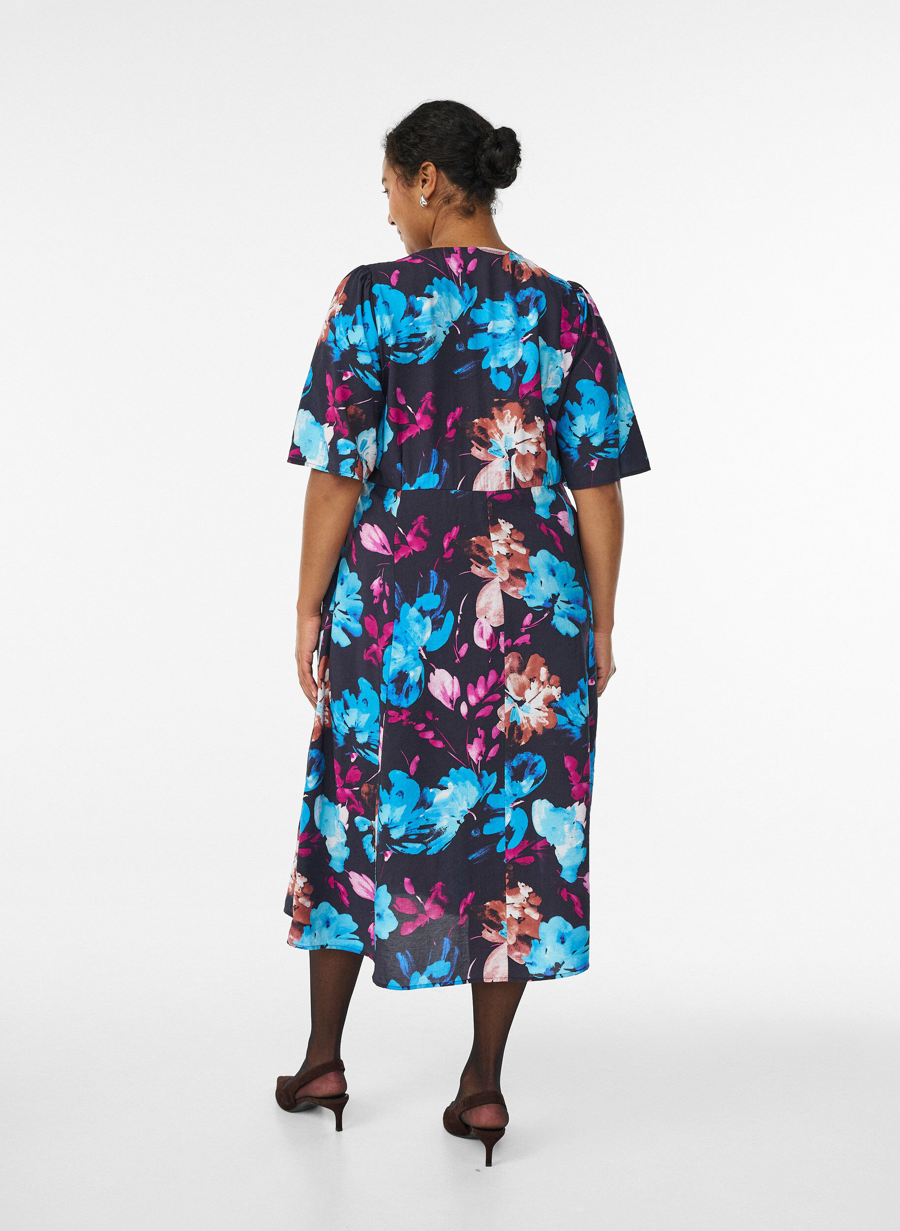 Zizzi Midi kjole med blomsterprint og empire-snit, Sort, Model image number 1