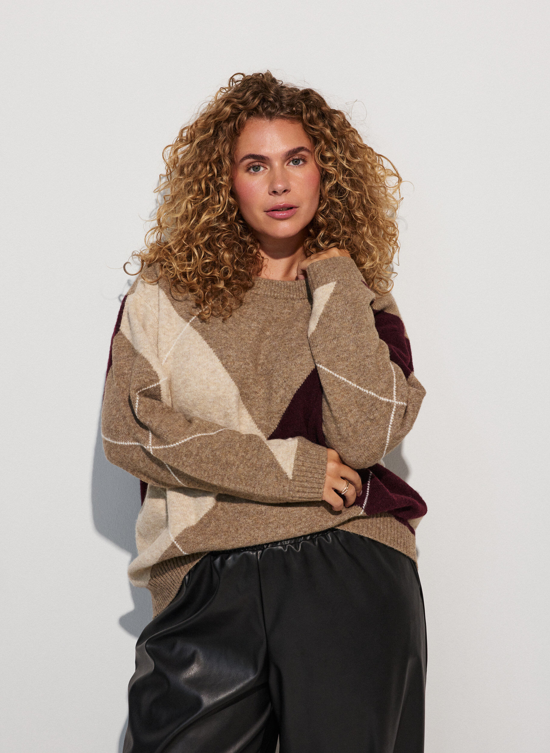 ZizziStrikbluse med harlekinm&oslash;nster, Brun, Model image number 0