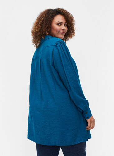 Lang ensfarvet skjorte i viskosemix, Moroccan Blue, Model image number 1