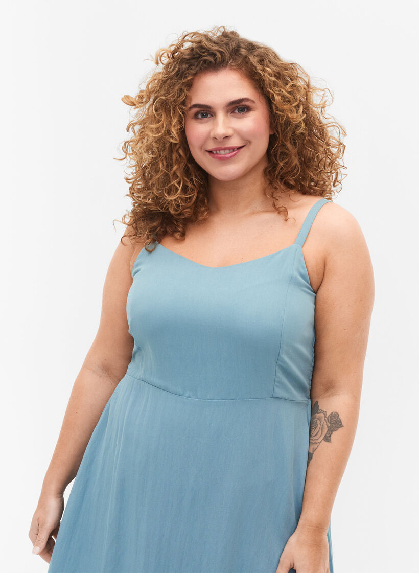 Ensfarvet stropkjole i viskose med smock, Smoke Blue, Model image number 2