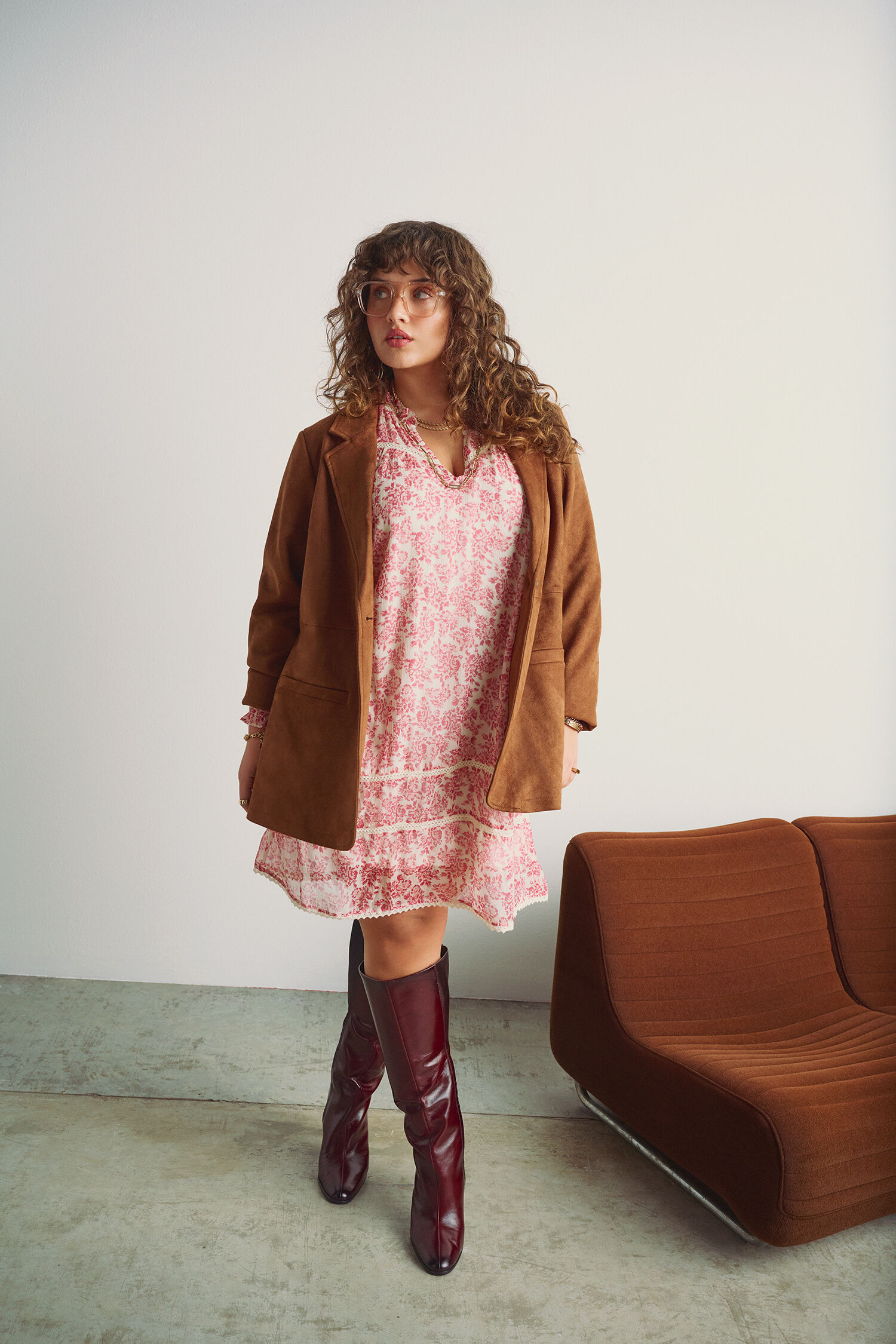 Feminint m&oslash;der r&aring;t &ndash; perfekt til s&aelig;sonen, , Model