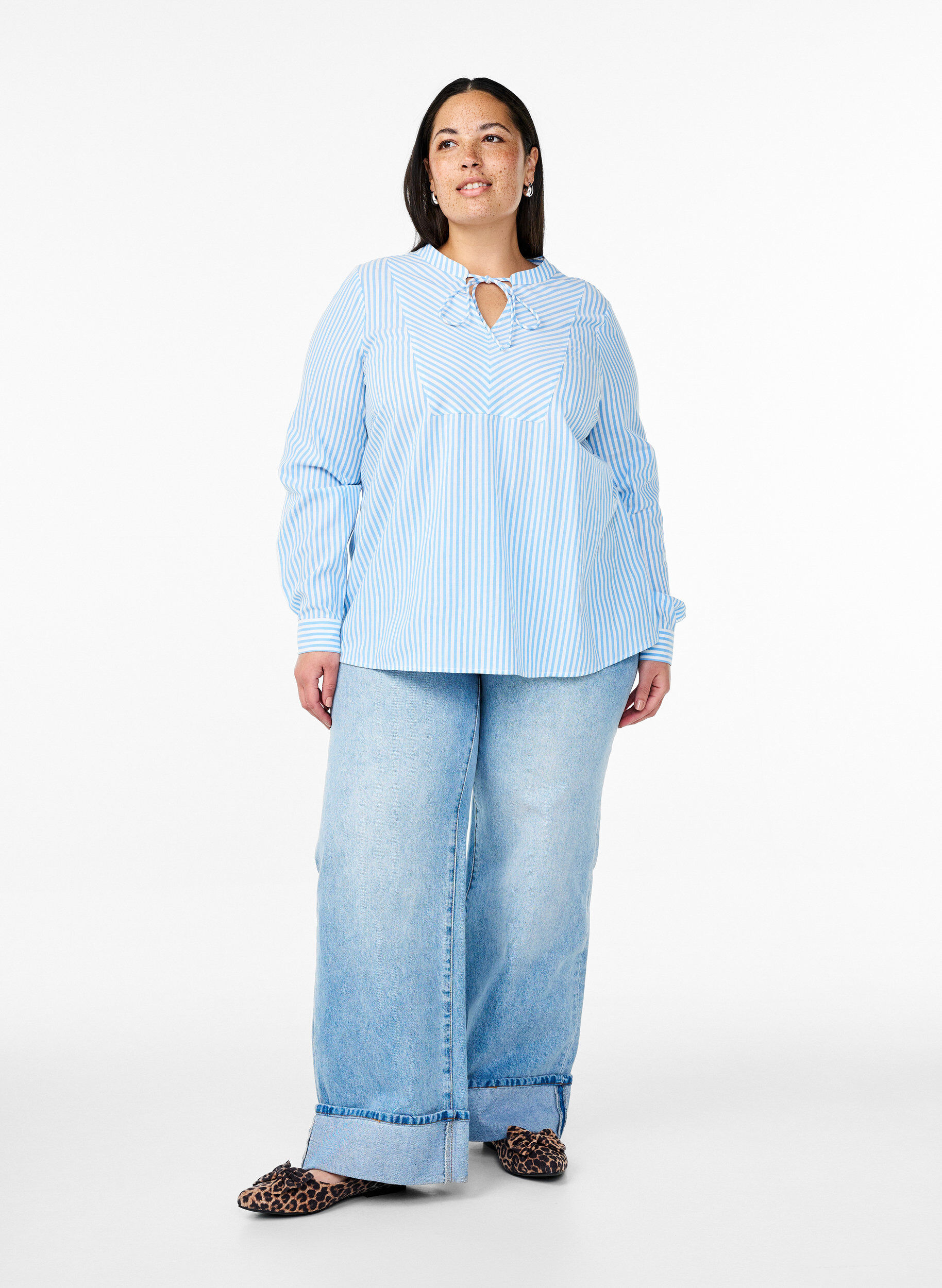 Zizzi Stribet bluse med bindedetalje, Bl&aring;, Model image number 1