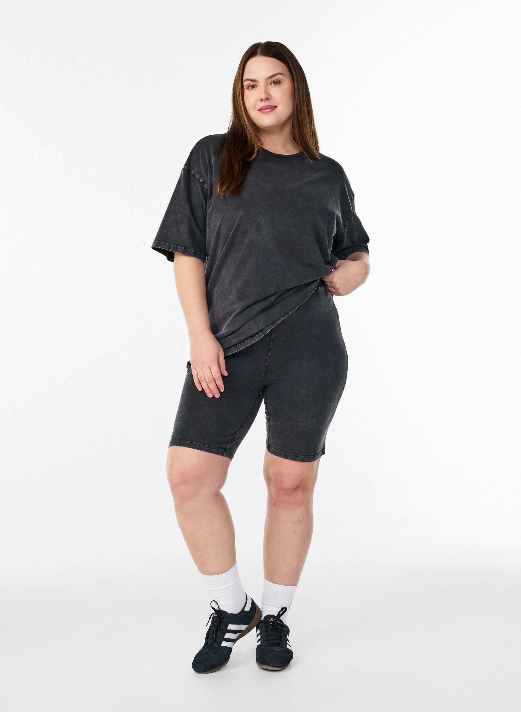 Zizzi Sporty t-shirt i bomuld med washed effekt, Sort, Model image number 1