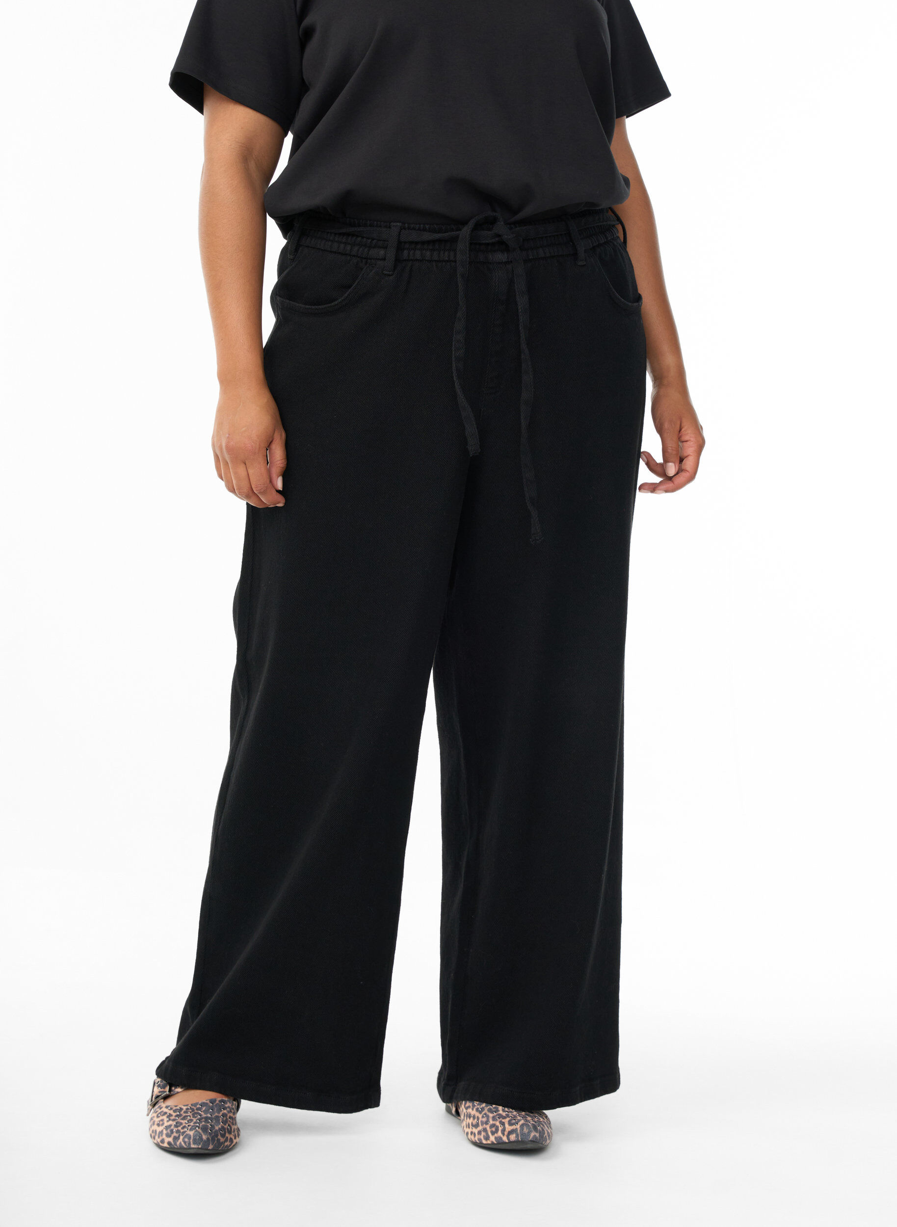 ZizziLoose fit jeans med elastisk talje og bindeb&aring;nd, Sort, Model image number 2