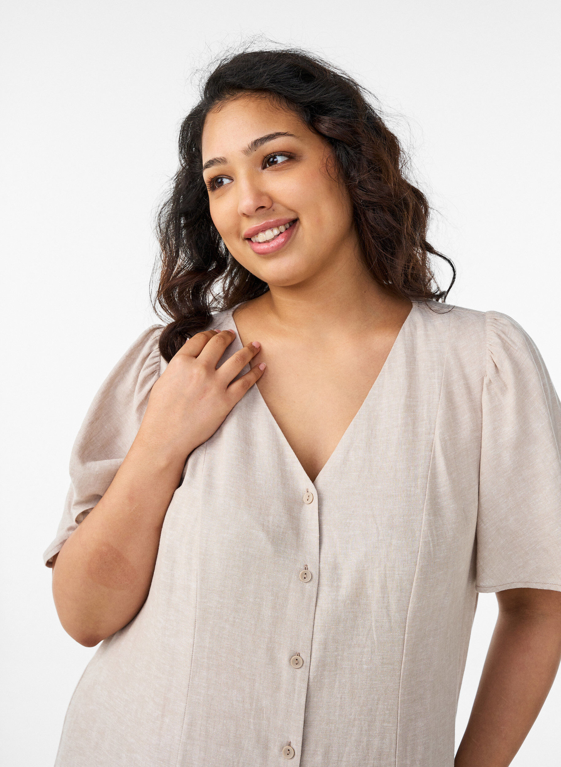ZizziMidikjole i h&oslash;r og viskose med fl&aelig;se&aelig;rmer, Beige, Model image number 2