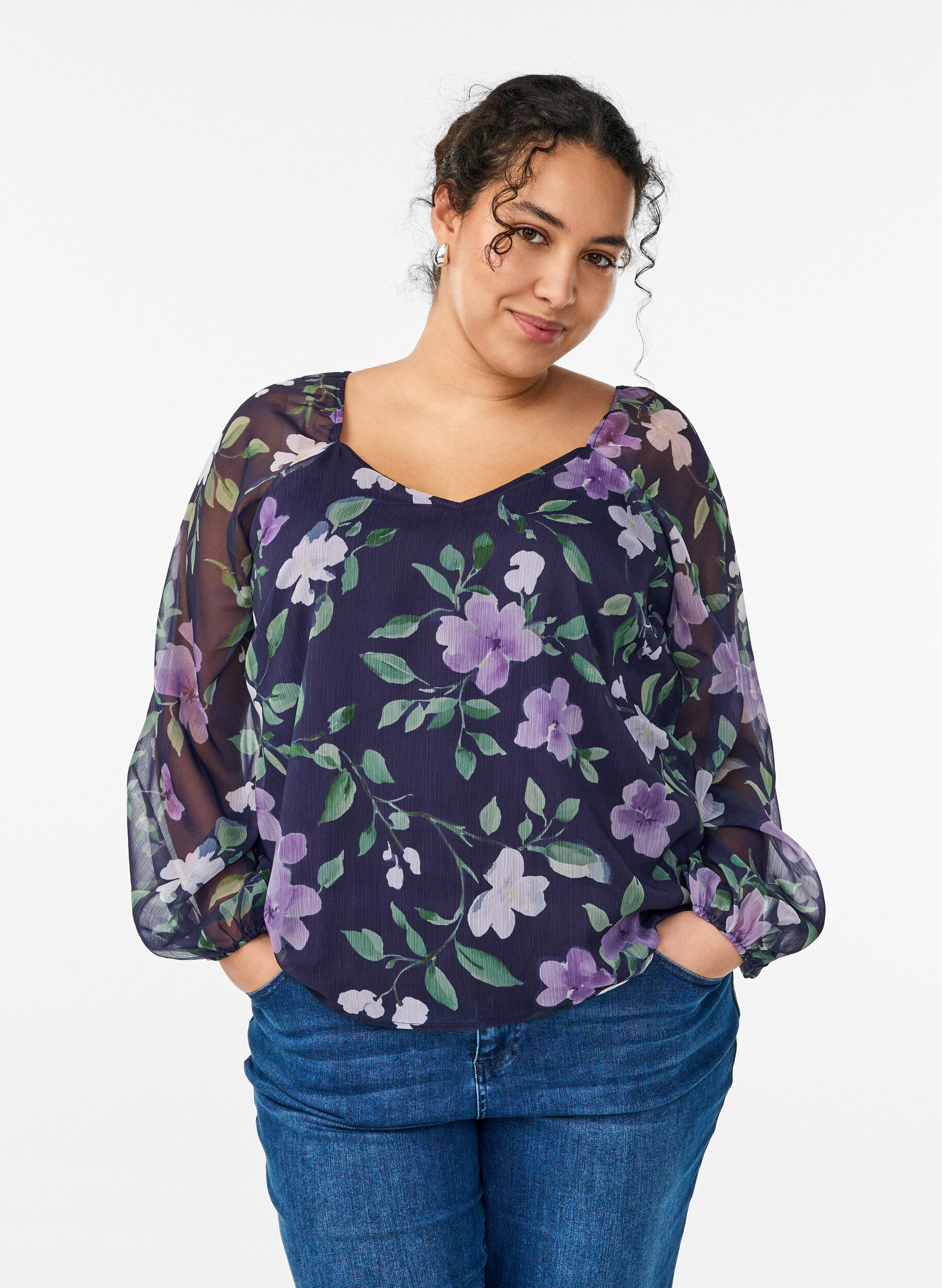 Chiffonbluse med blomster og lange &aelig;rmer , Bl&aring;, Model