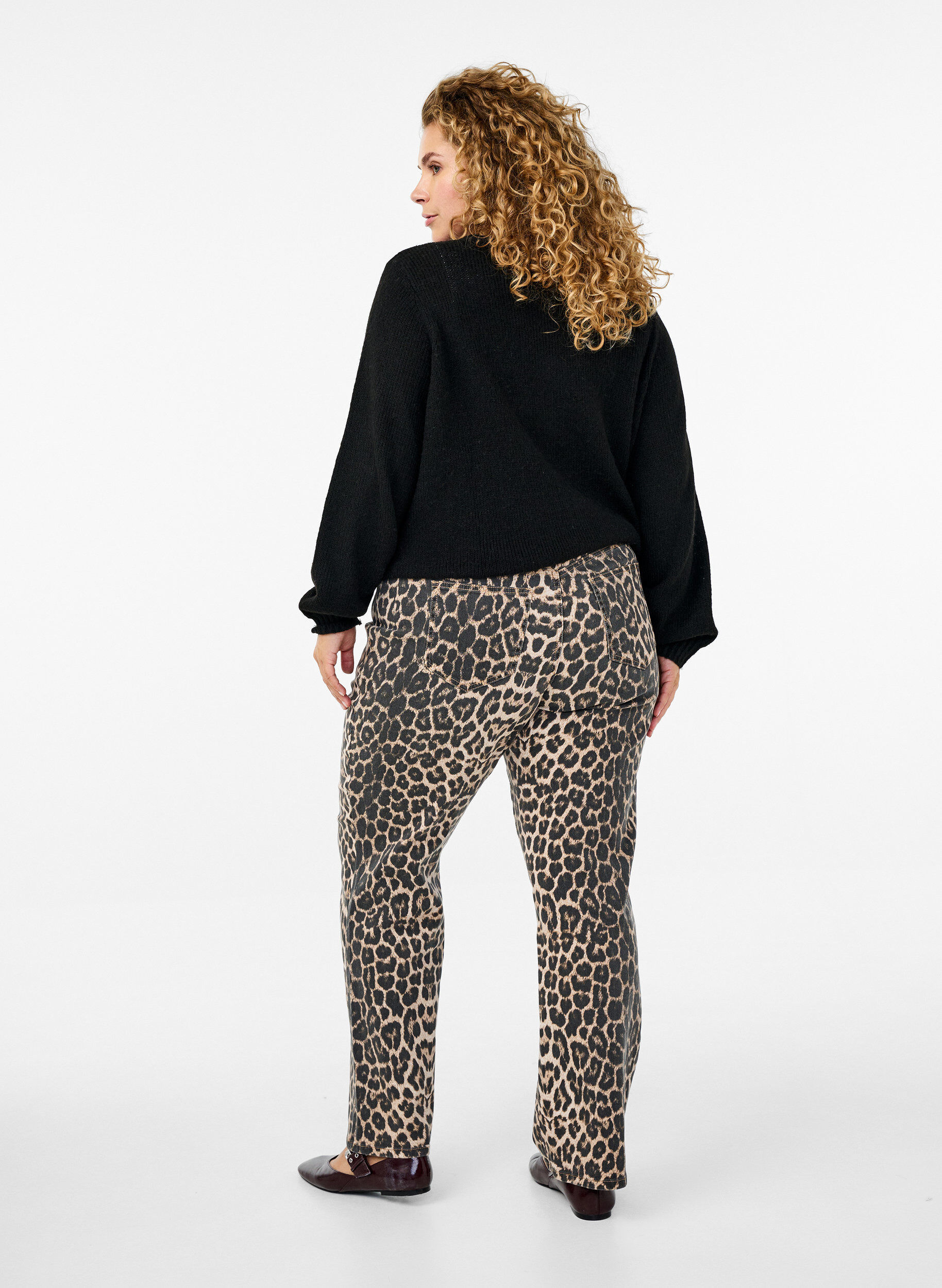 Zizzi Regular fit jeans med leopardm&oslash;nster, Brun, Model image number 1