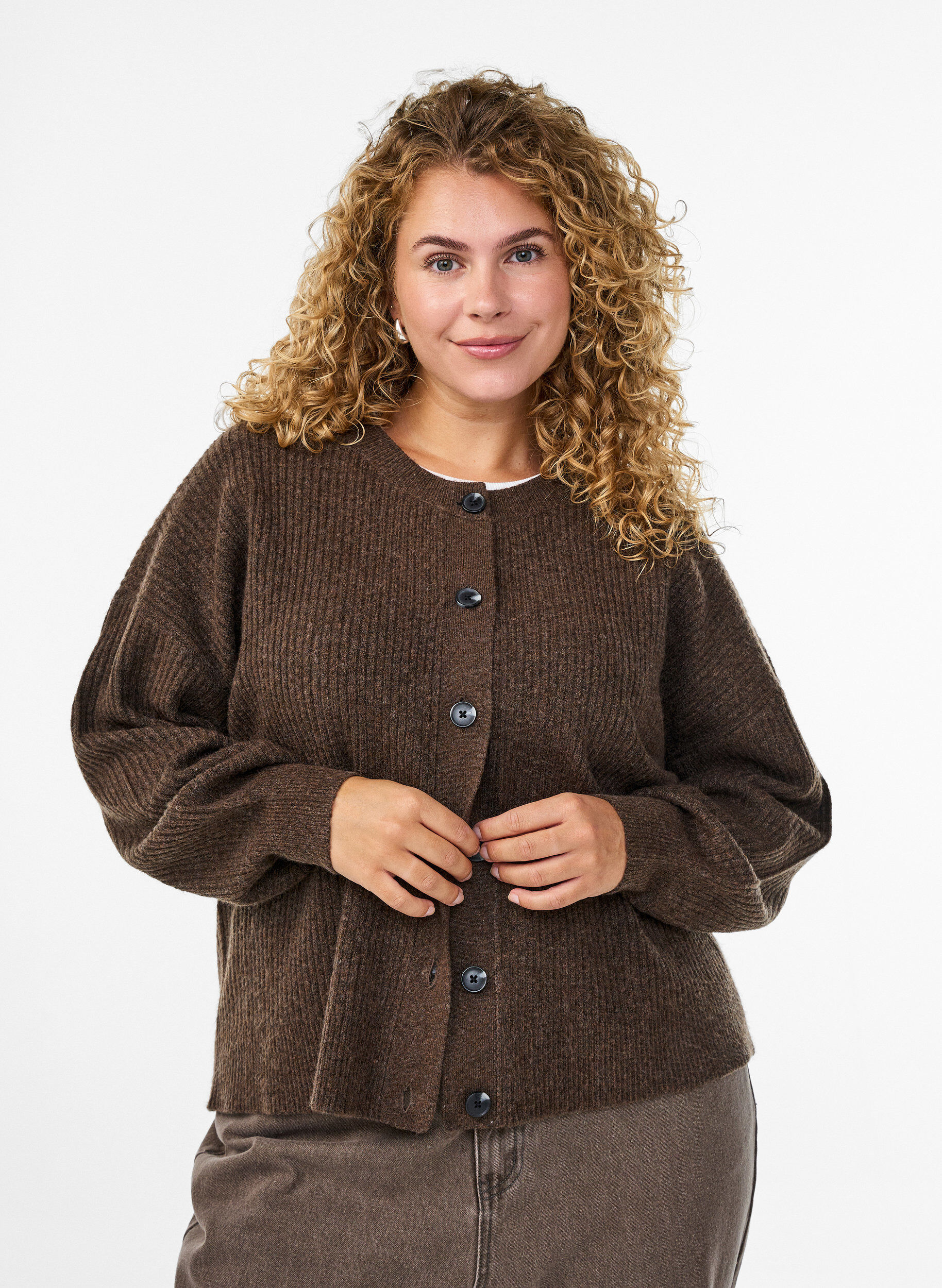 Ribstrikket cardigan med knapper, Brun, Model