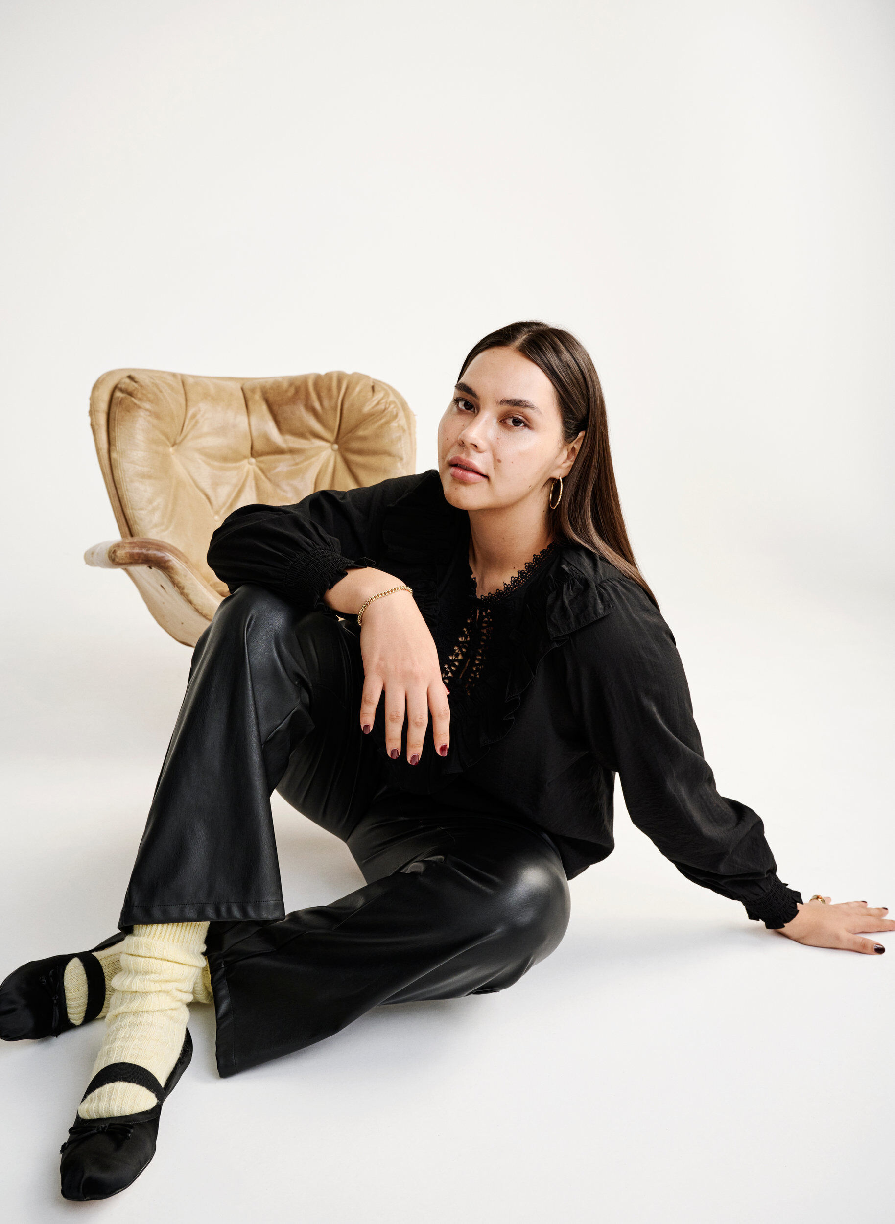 Zizzi Viskosebluse med fl&aelig;ser og broderidetalje, Black, Image image number 0