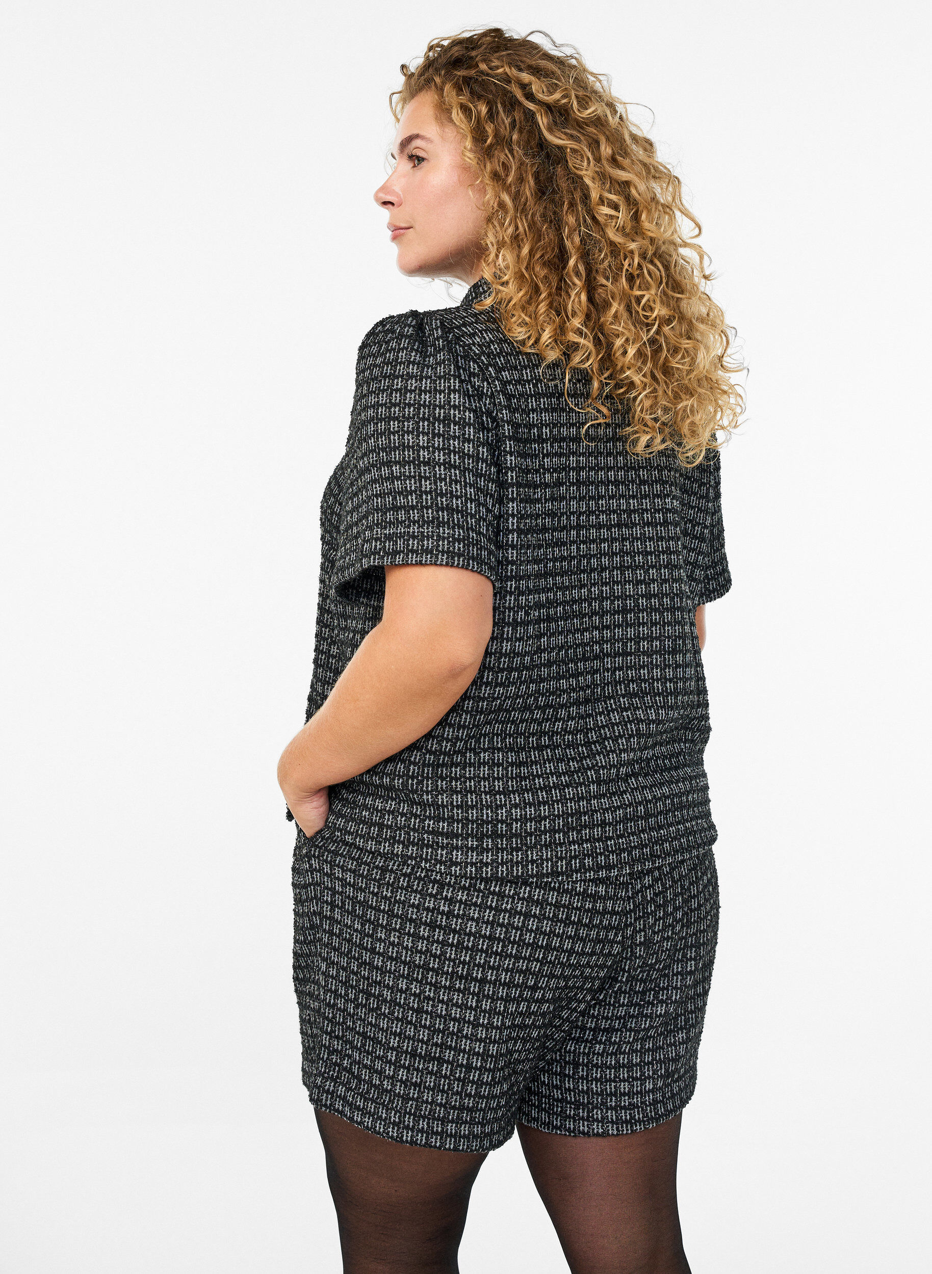 Zizzi L&oslash;se shorts i boucl&eacute; med lommer, Sort, Model image number 2