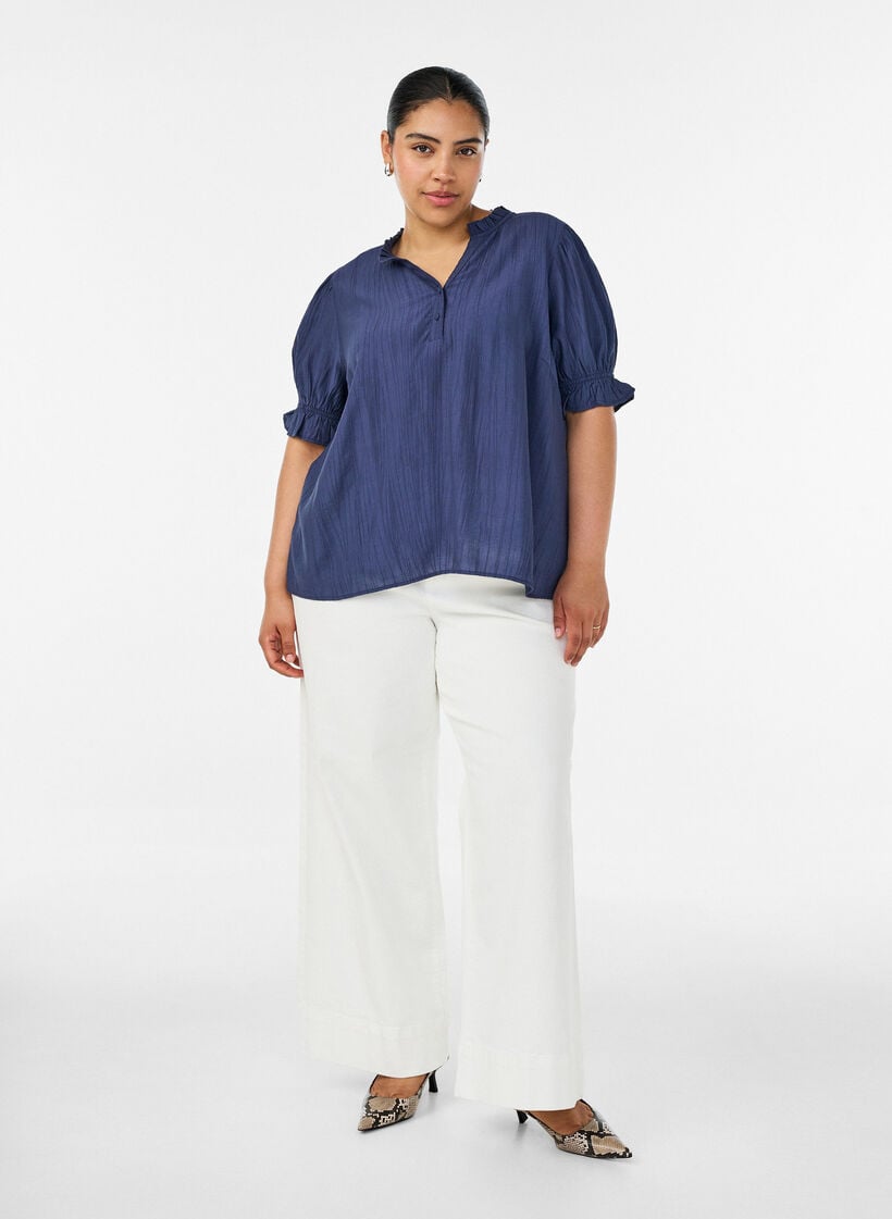 Bluse i viskoseblanding med kr&oslash;llet struktur og V-udsk&aelig;ring, Bl&aring;, Model image number 1