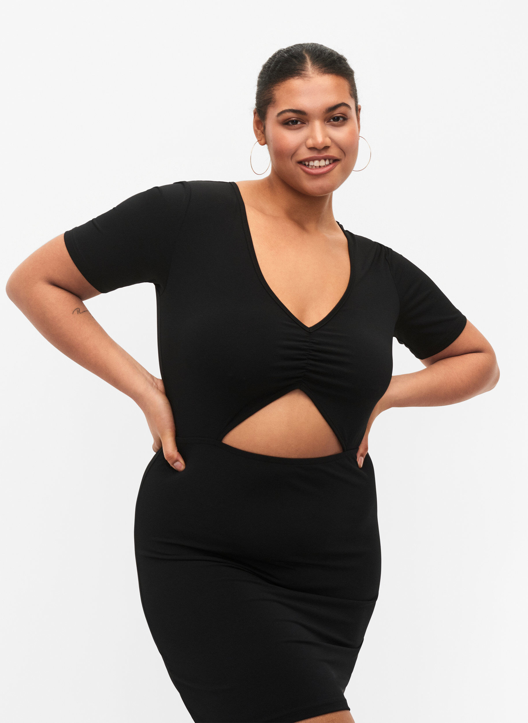 Zizzi Kort kjole med udsk&aring;ret parti, Black, Model image number 2