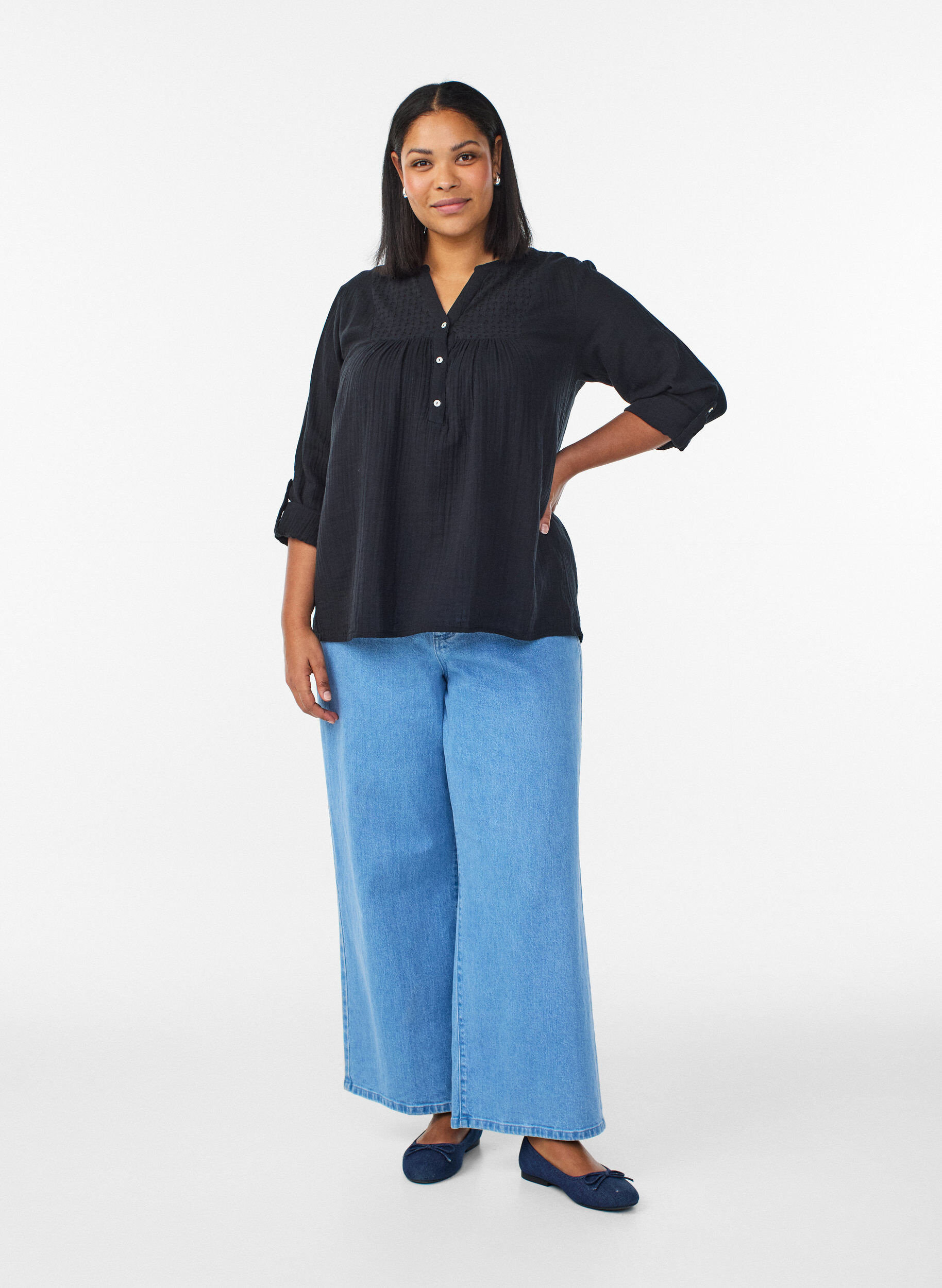 Zizzi Bluse i bomuldsmusselin med broderi anglaise, Sort, Model image number 1