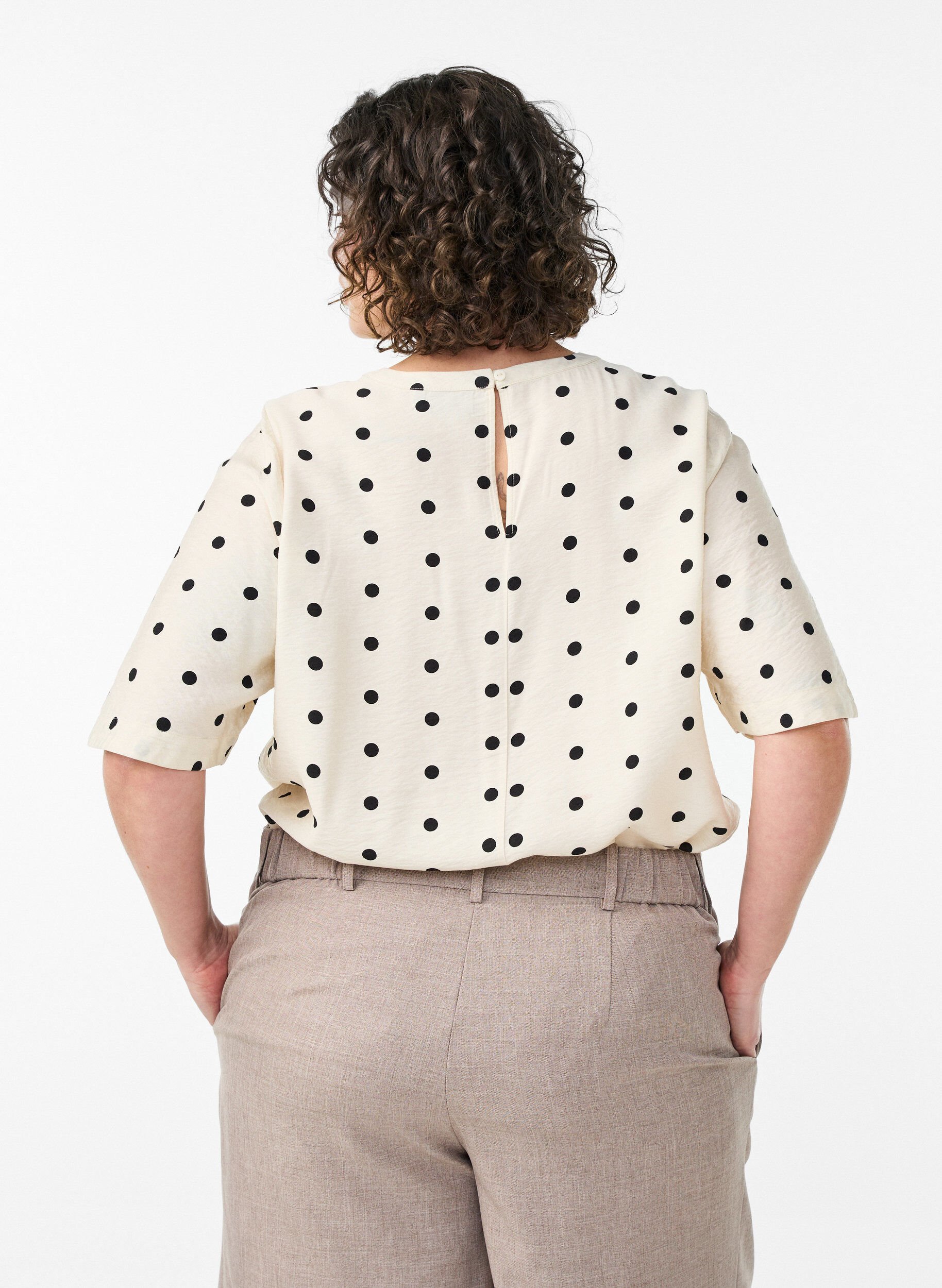 ZizziViskosebluse med prikker og 1/2 &aelig;rmer, Vanilla, Model image number 2