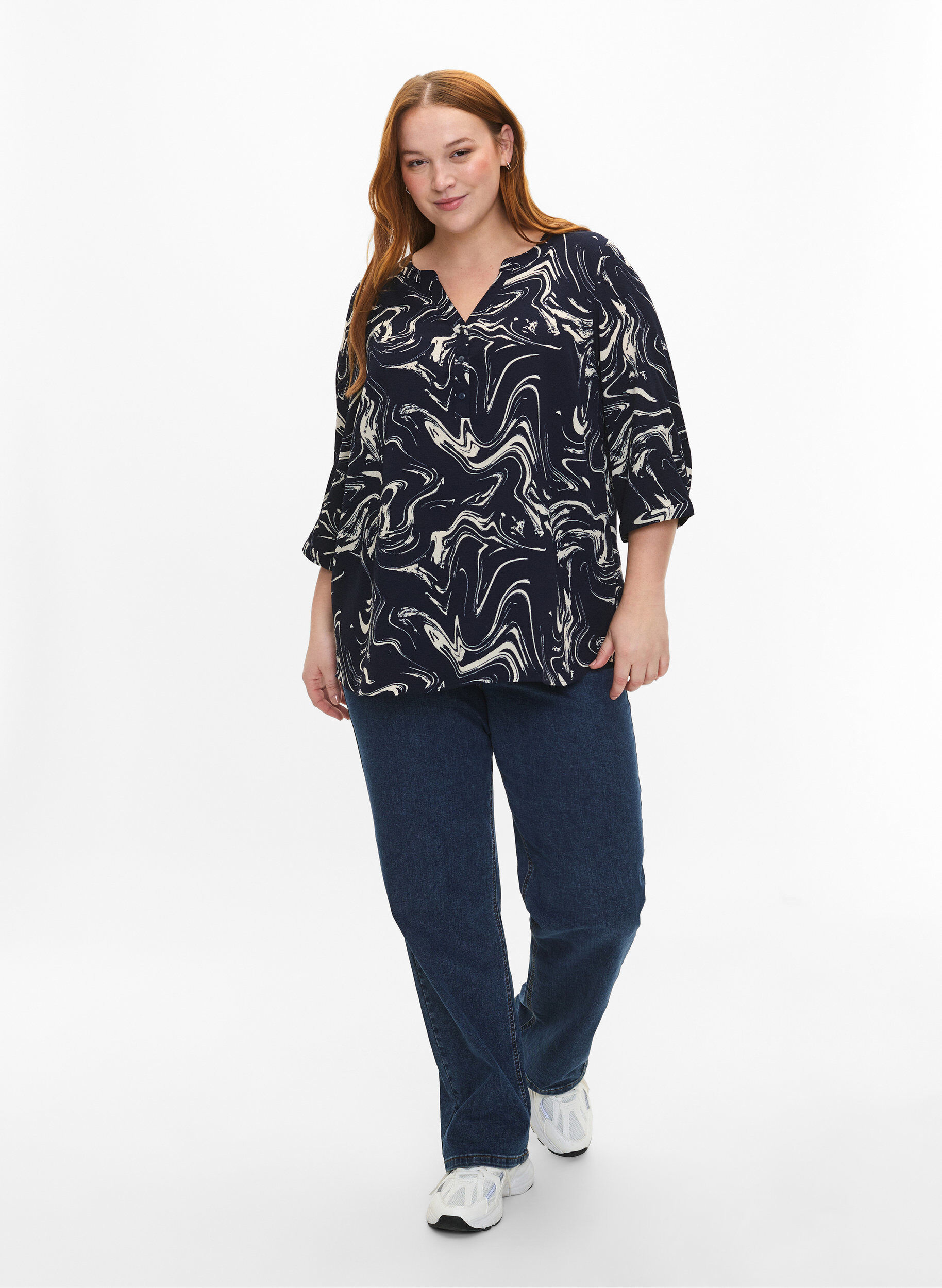Zizzi Printet bluse med 3/4 &aelig;rmer, N. Blazer Swirl AOP, Model image number 2
