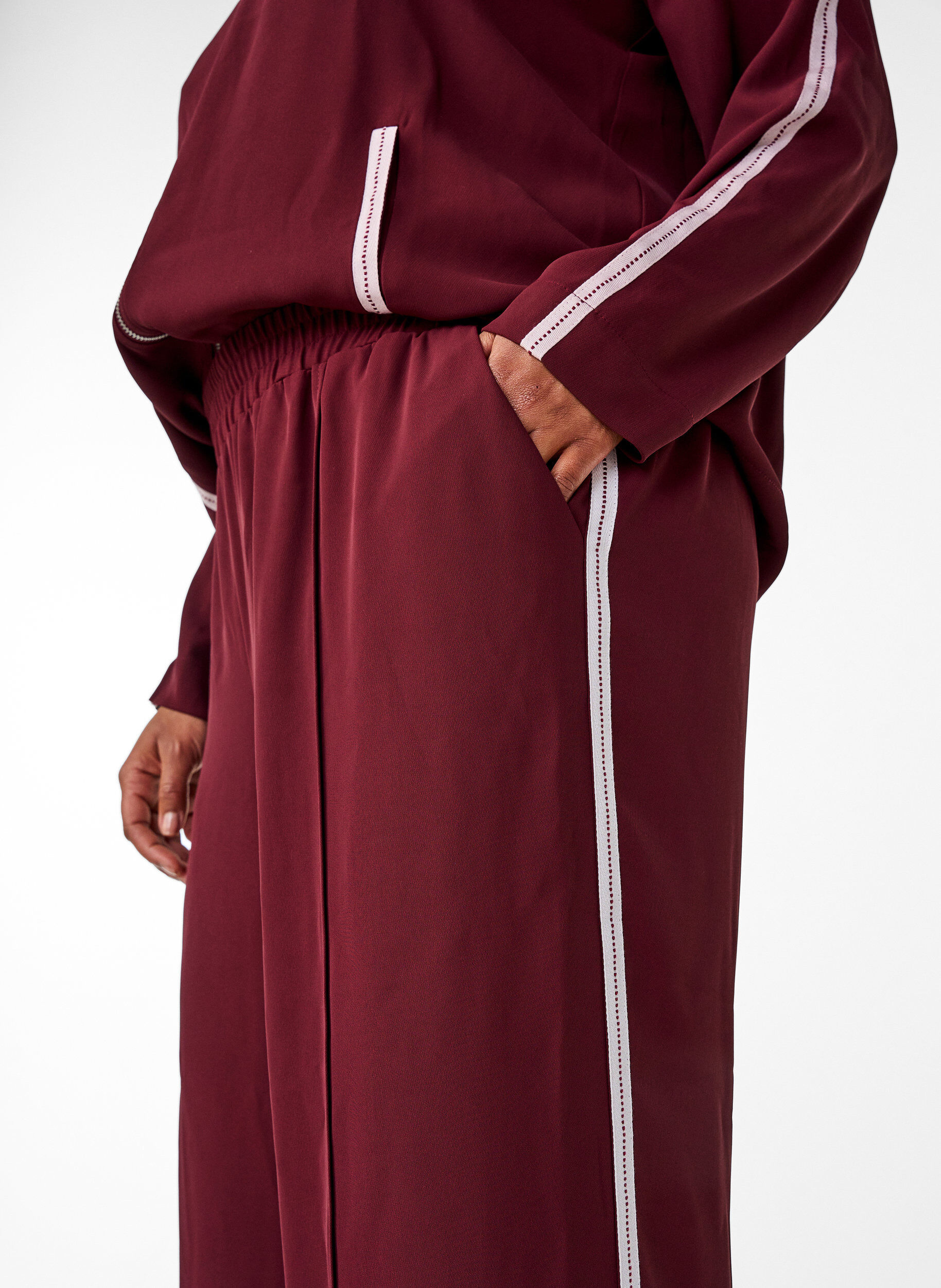 Zizzi Sporty bukser med lige ben og sidestriber, M&oslash;rk Bordeaux, Model image number 3