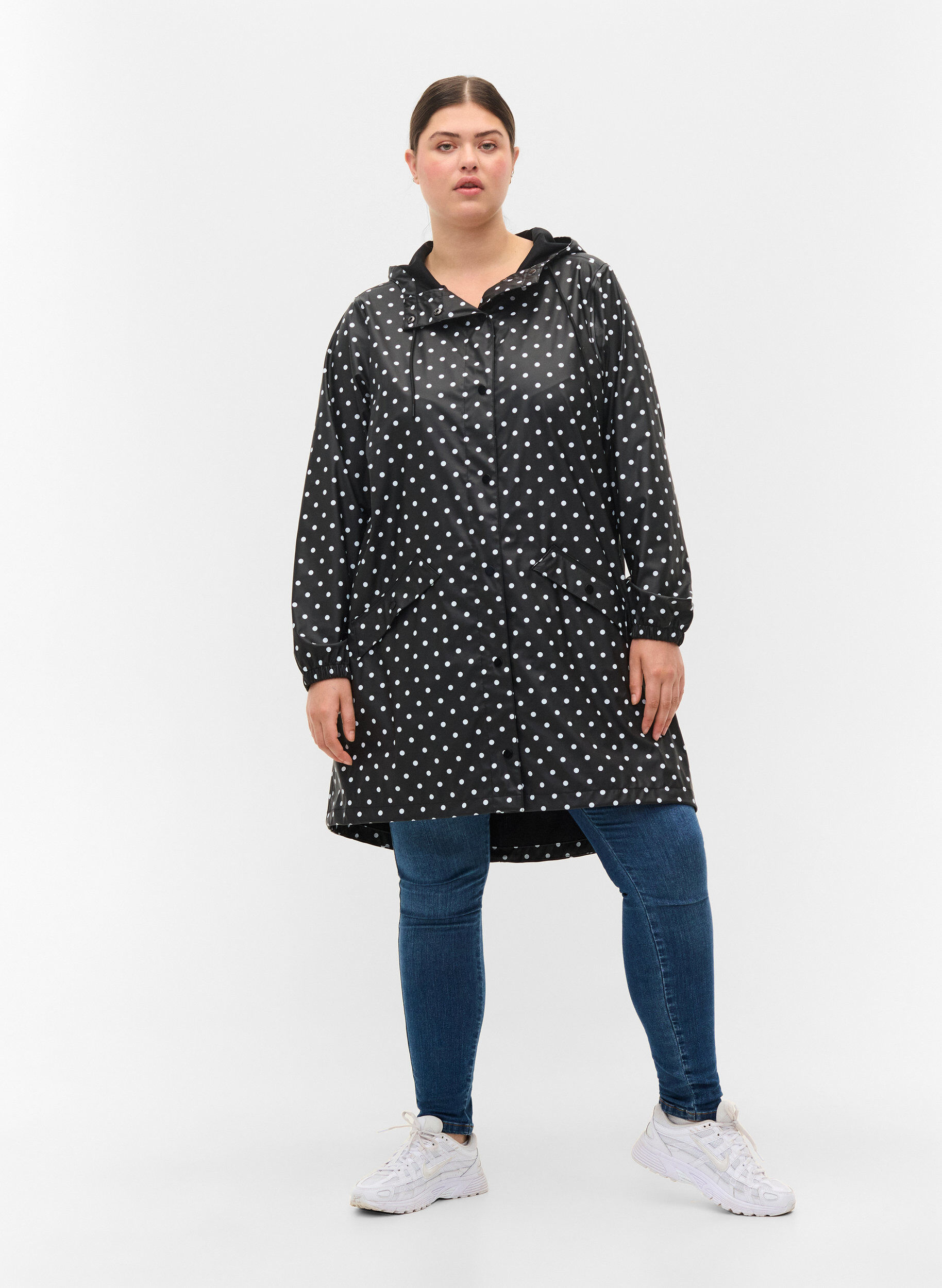 Zizzi Prikket regnjakke med h&aelig;tte, Black W/White Dot, Model image number 2