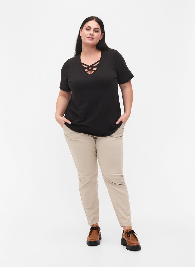 T-shirt med v-udskæring og krydsdetalje, Black, Model image number 2