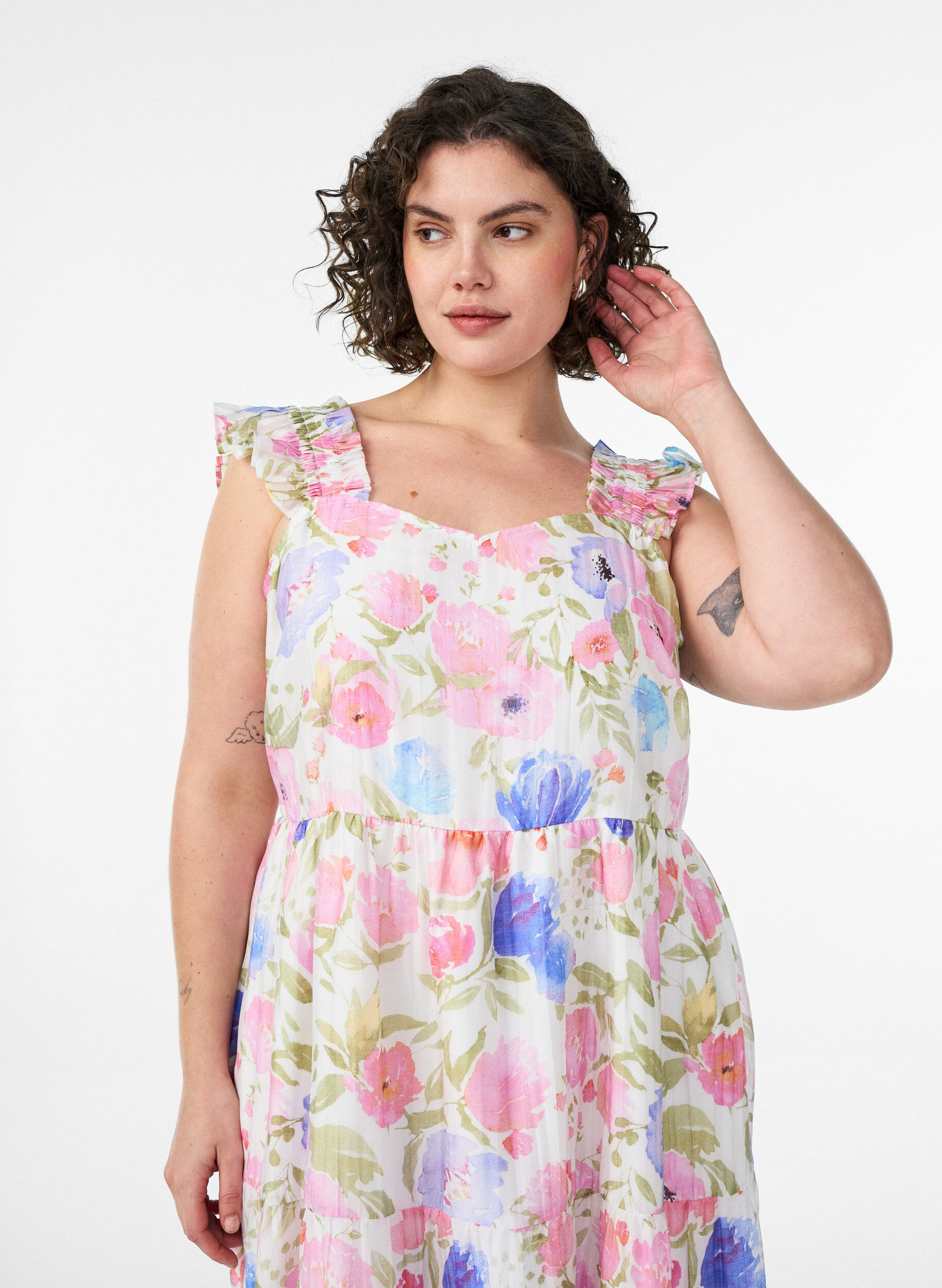 ZizziLang kjole i lyocell med blomsterm&oslash;nster og fl&aelig;ser, Hvid, Model image number 2