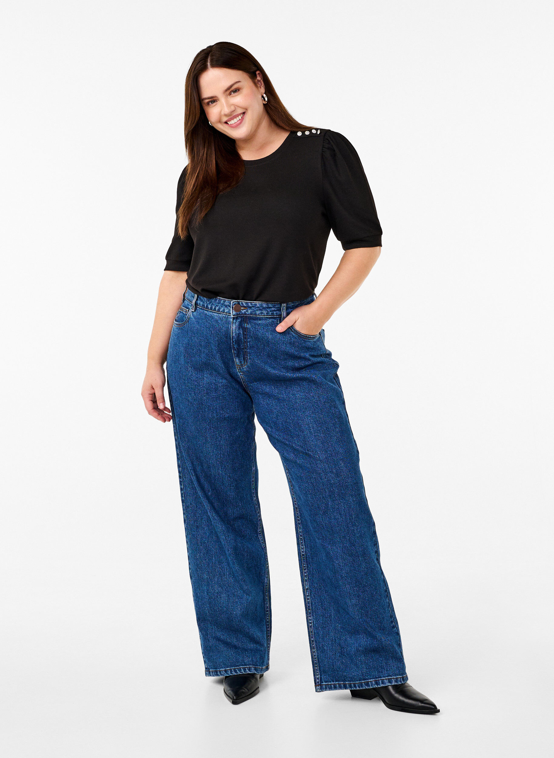 Zizzi Bluse med knapdetalje og korte puf&aelig;rmer, Sort, Model image number 1